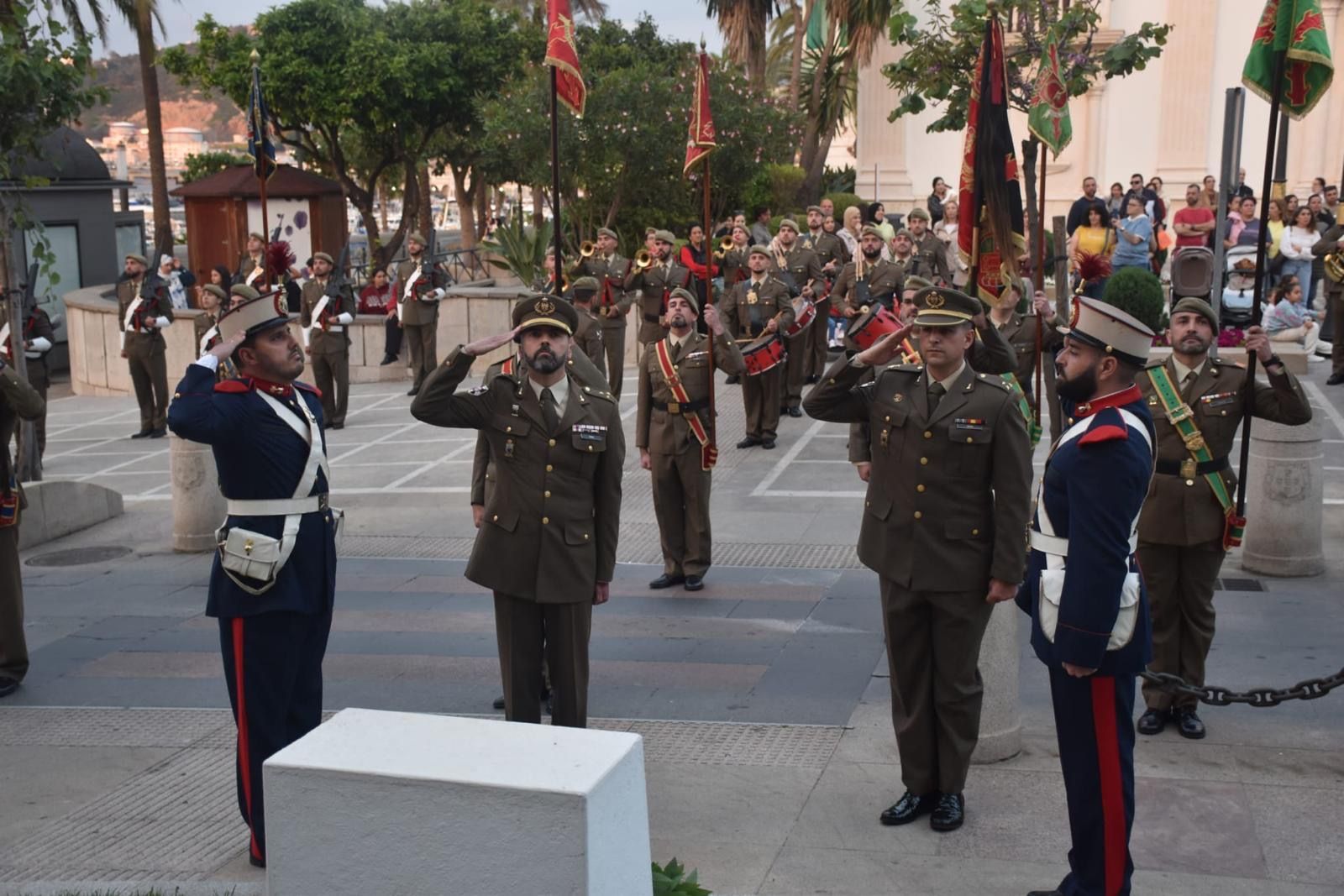 El Ramix 30 protagoniza un solemne arriado de bandera en ‘Foso Almina’