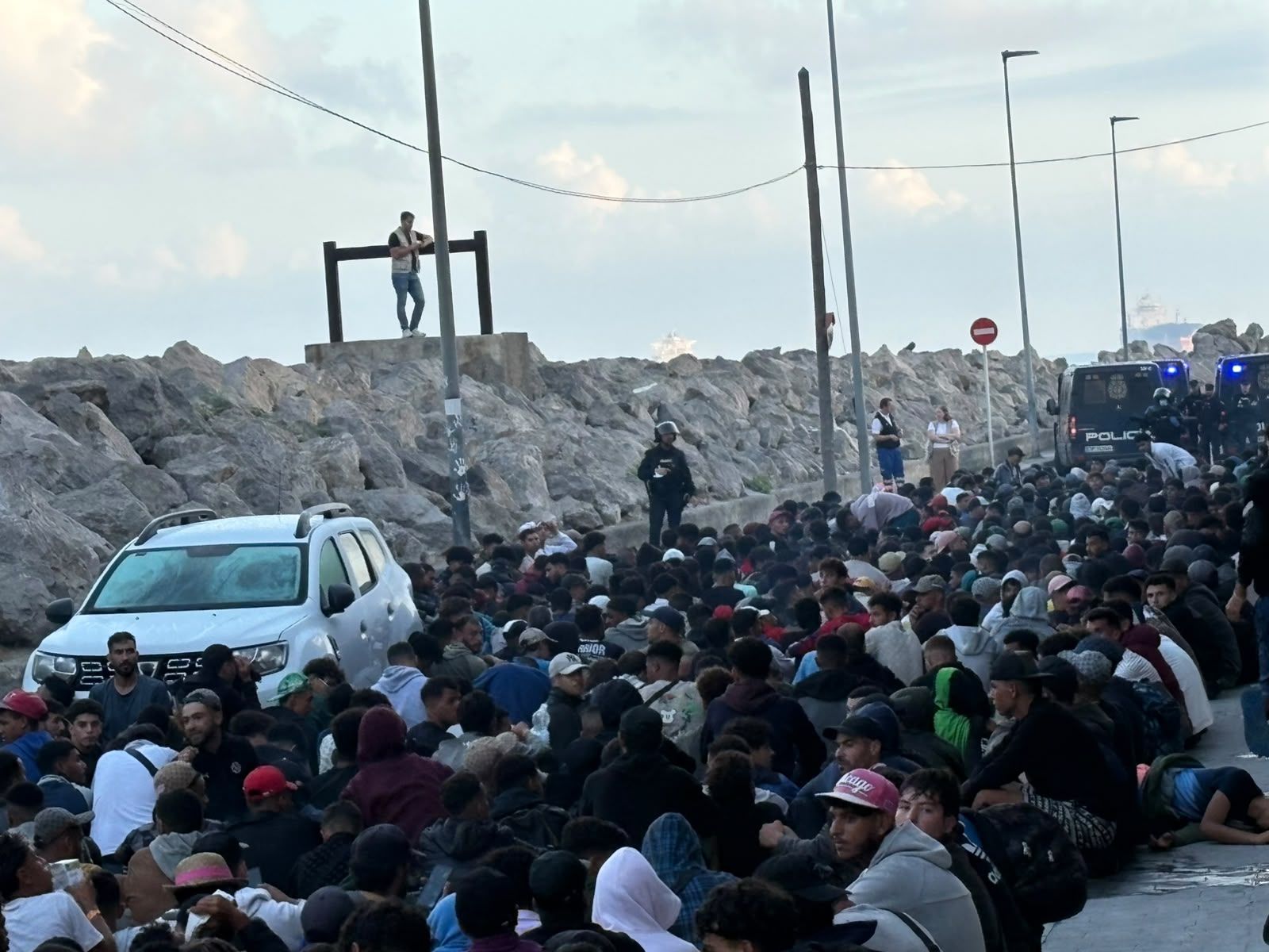 Tenso traslado  de más de  3.000 migrantes de las playas de Ceuta a un nuevo centro temporal