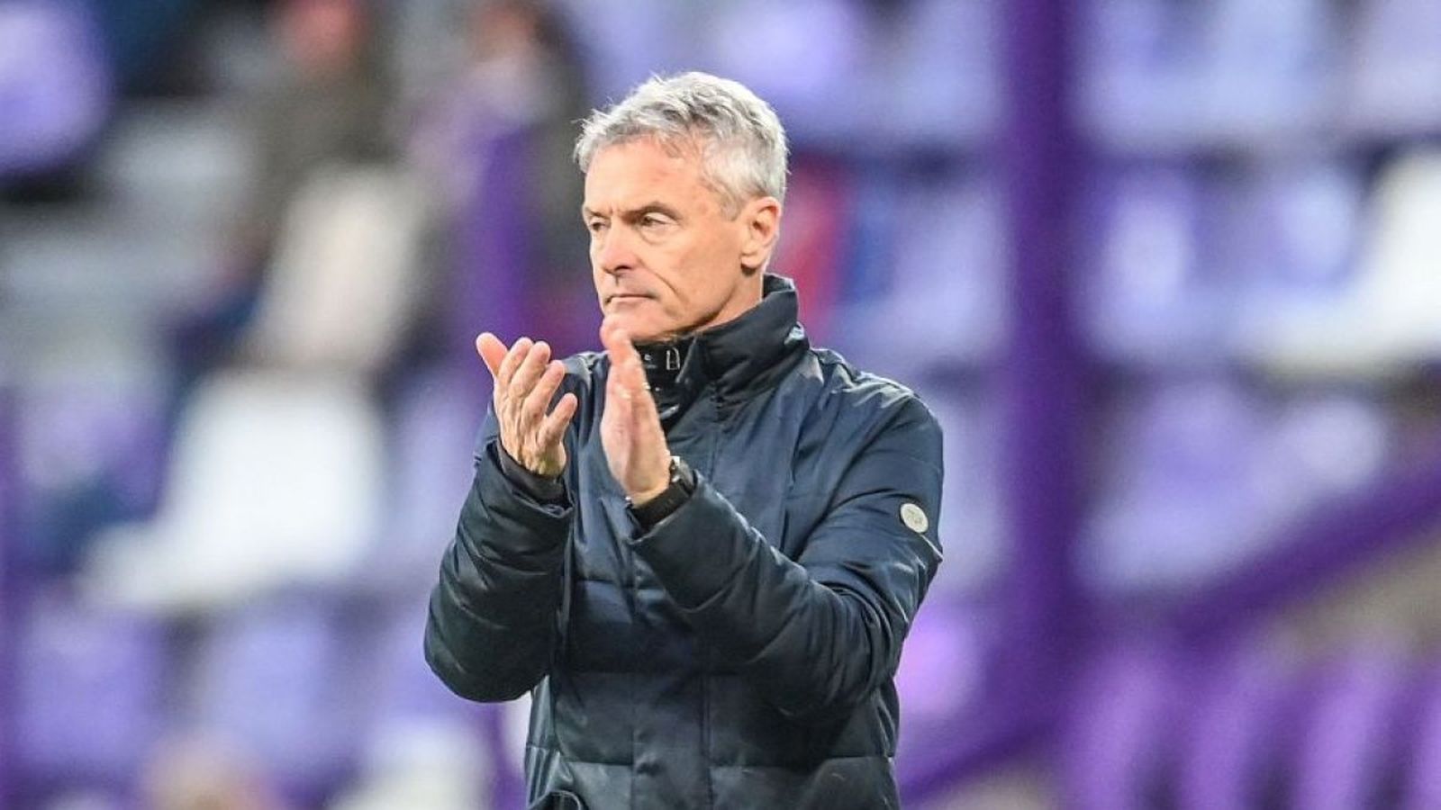 Fran Escribá aplaude a sus jugadores durante un partido.