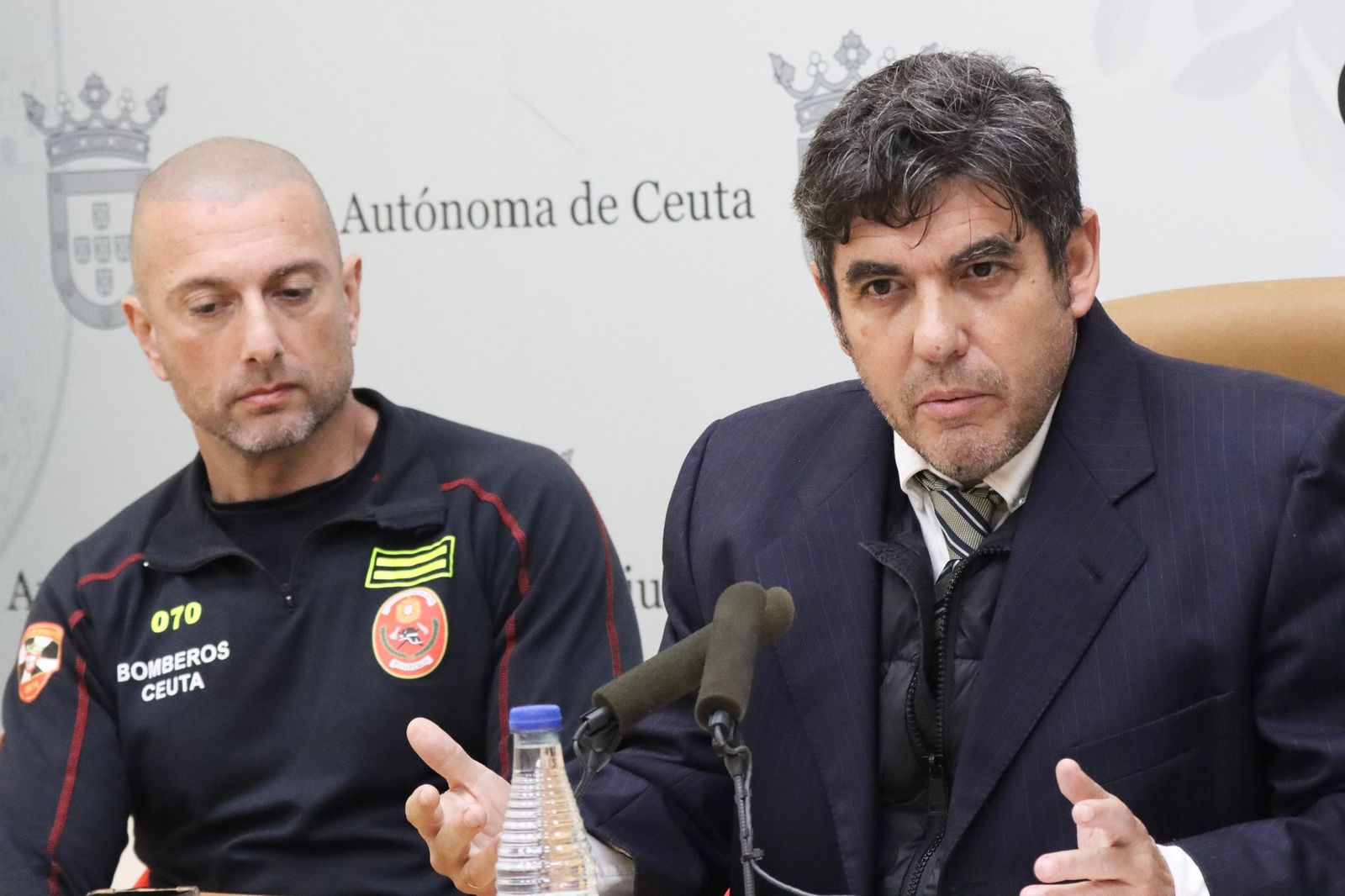 Arnés (izquierda) junto a Conejo (derecha) durante la comparecencia de este jueves