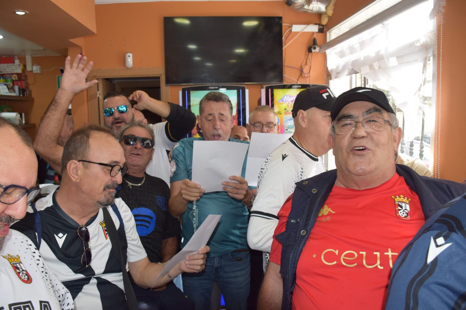 Las aficiones de Ceuta y Almería disfrutan del buen ambiente en la previa al partido