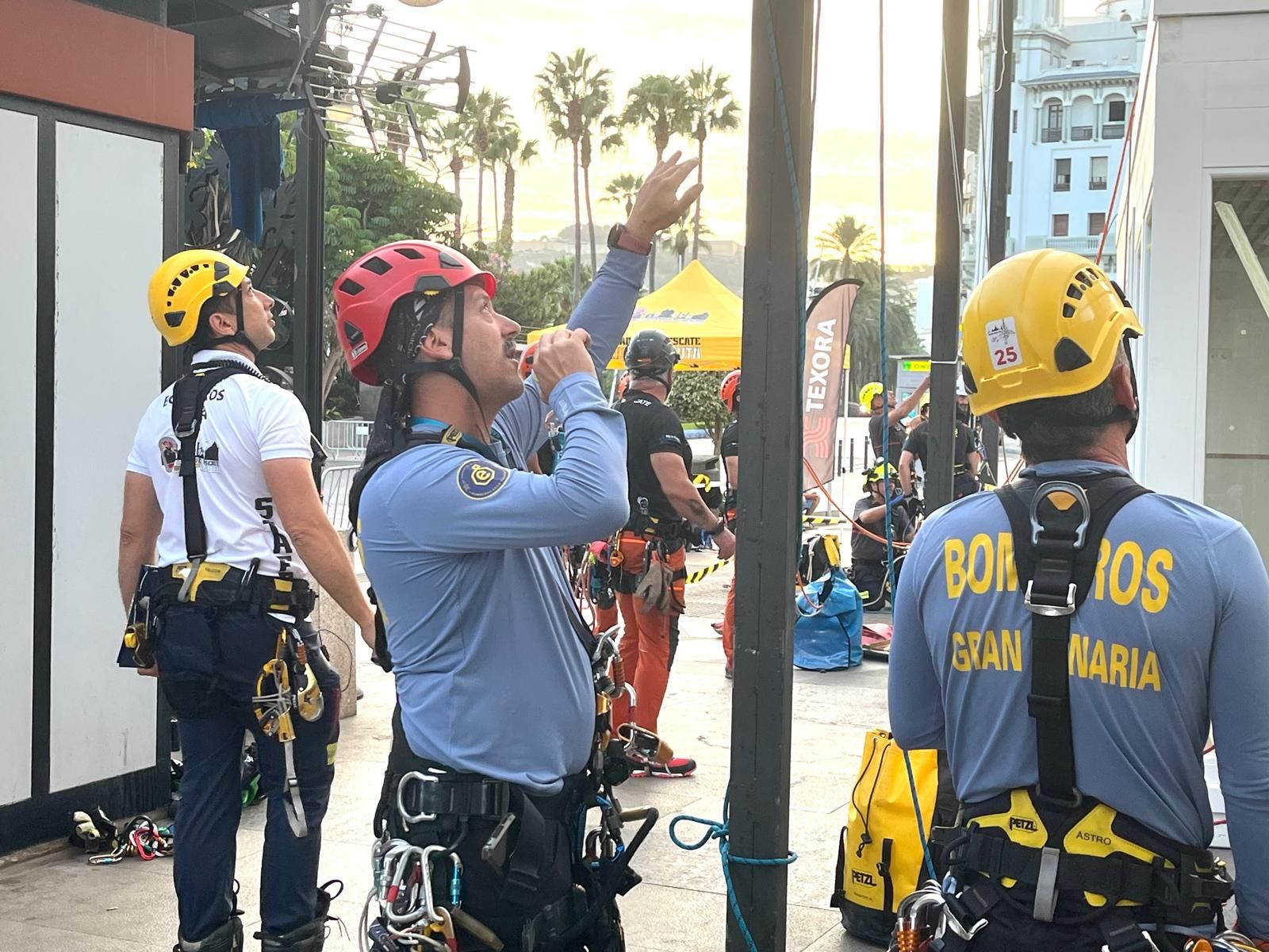 Operaciones de rescate vertical por toda la ciudad
