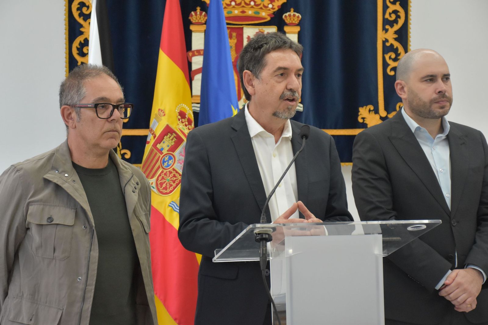 El secretario de Estado de Educación, Abelardo de la Rosa, junto al delegado del Gobierno, Miguel Ángel Pérez Triano