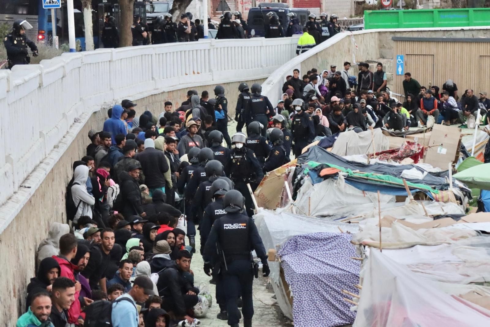 La Policía agrupa a los migrantes de Benítez para organizar su traslado