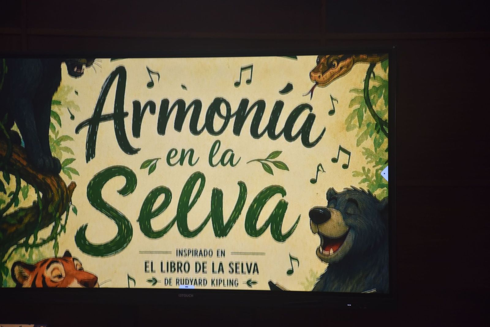 Simpática y colorida selva para poner fin a la Semana Cultural del 'José Acosta'