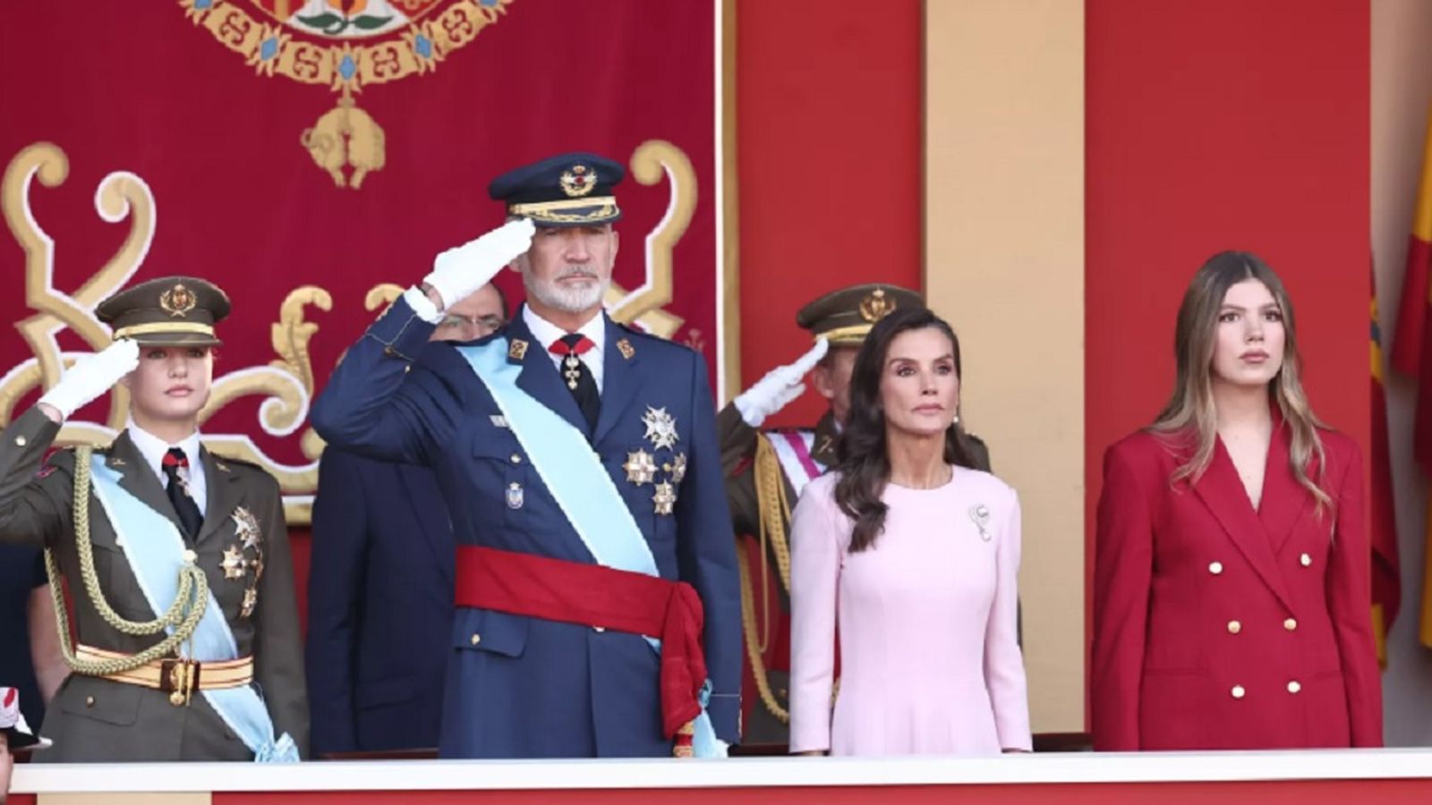 Loa Reyes de España presidieron el desfile por el Día de la Hispanidad
