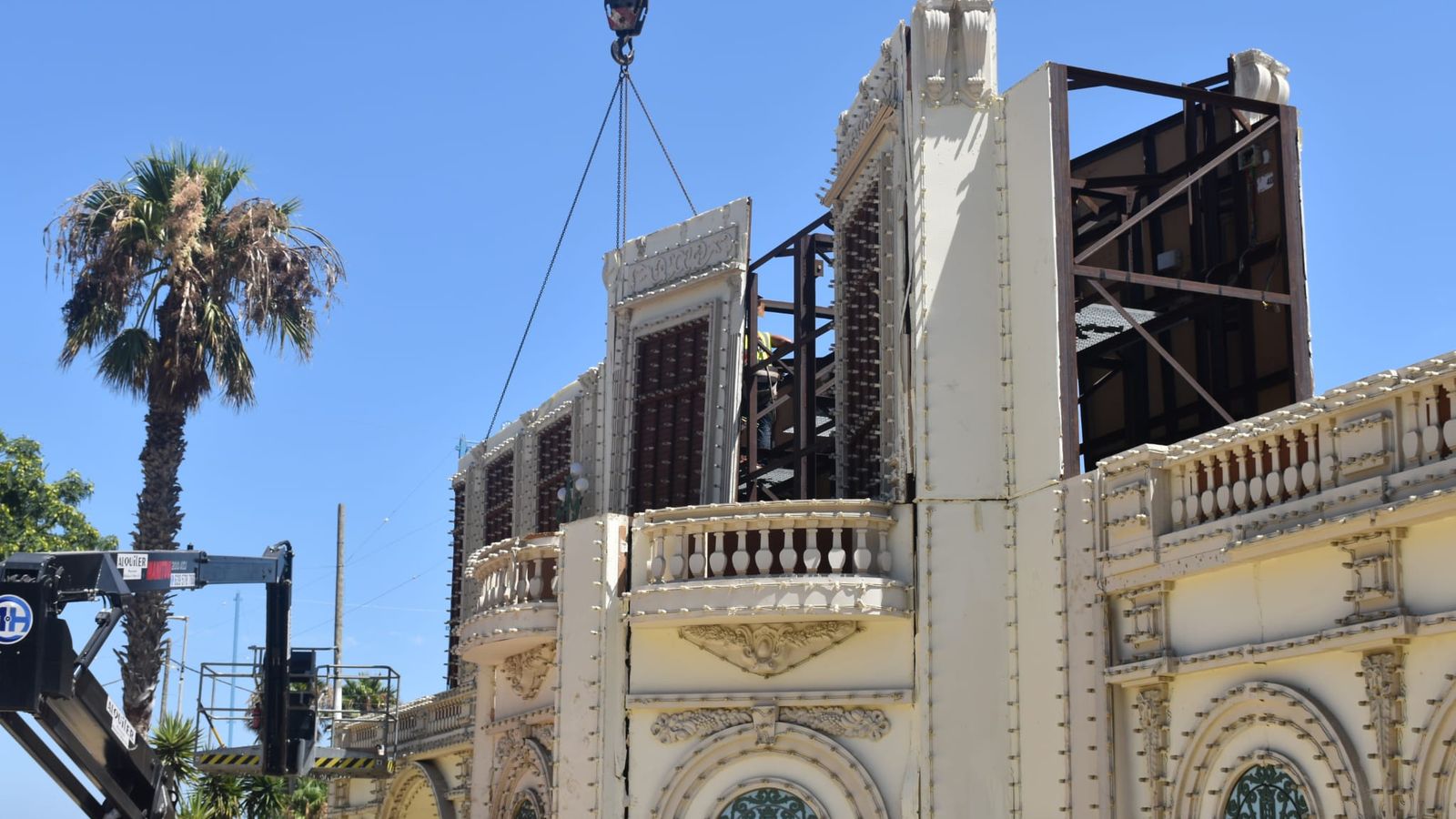 Ceuta acelera los preparativos para una Feria que ya empieza a iluminar la ciudad