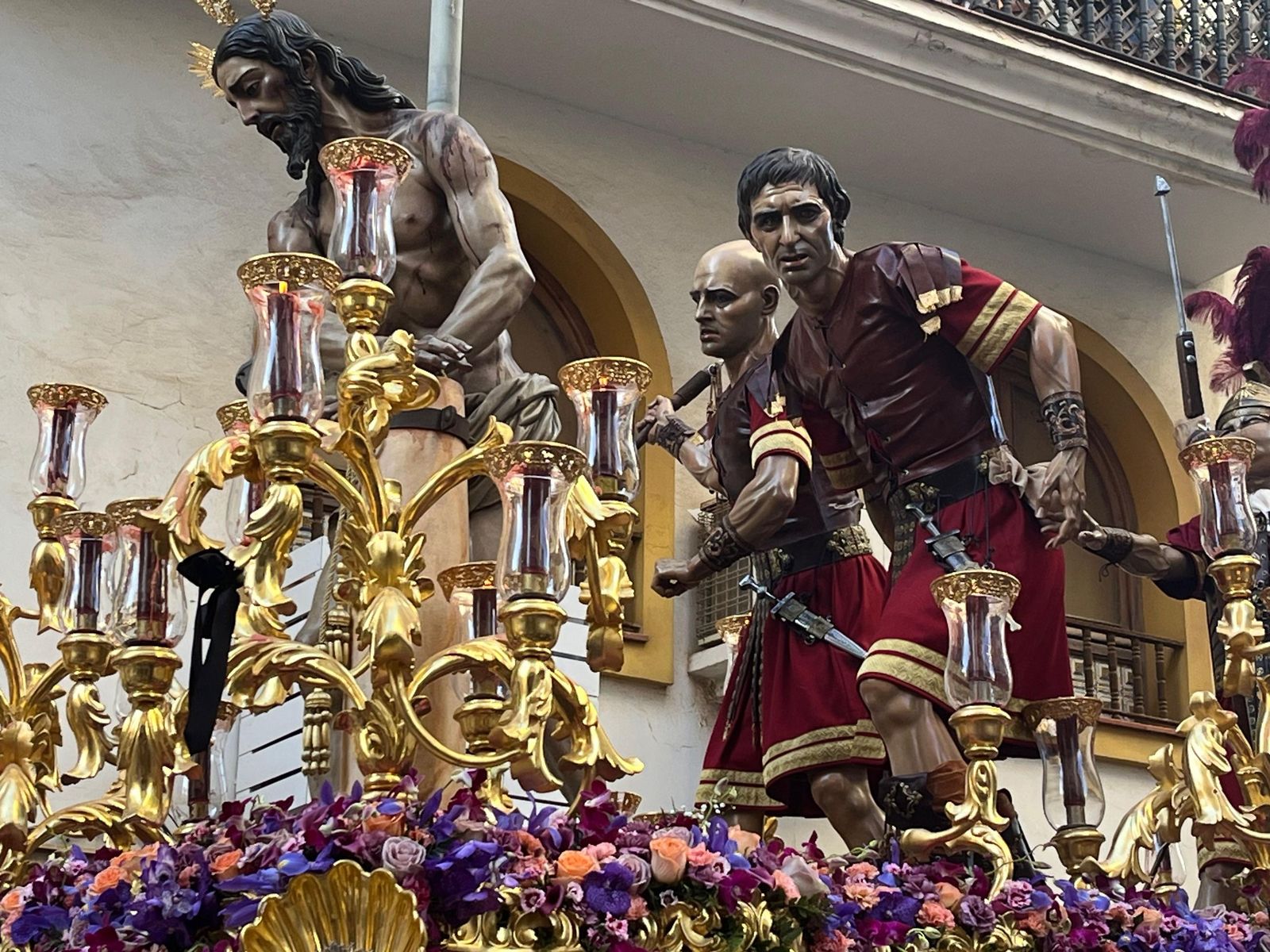 Cuarenta y cinco hombres bajo las trabajaderas y uno "ayudando desde el cielo"