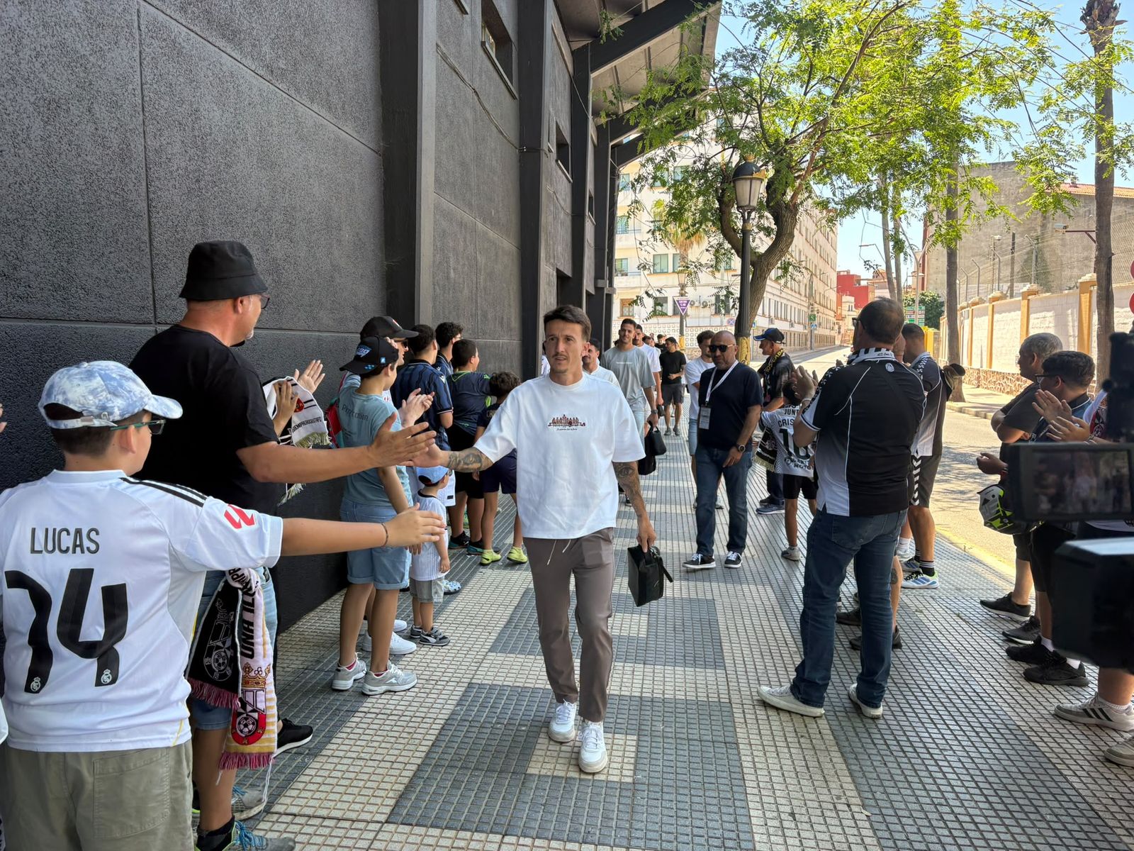 Aficionados ceutíes recibiendo a la AD Ceuta
