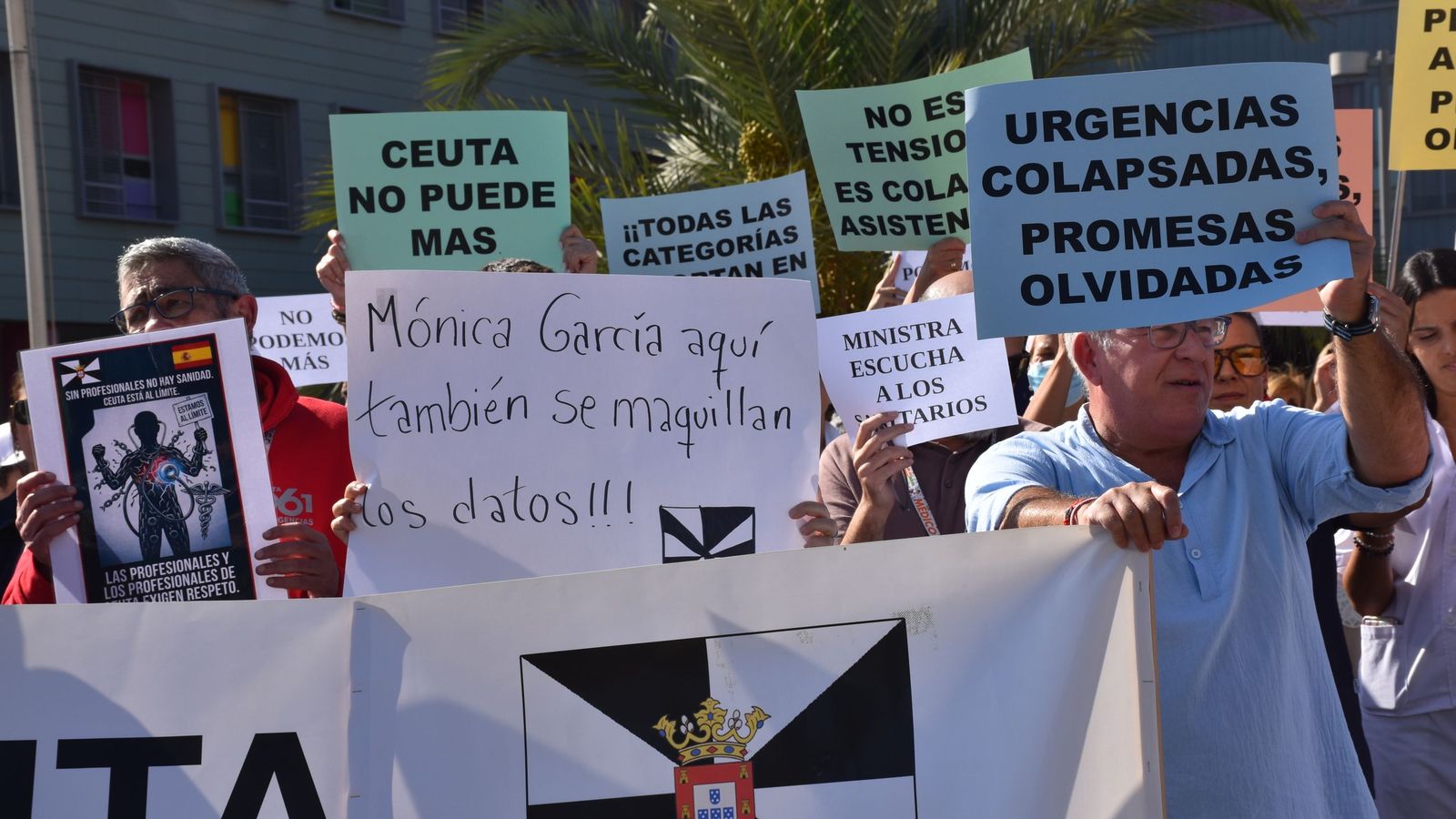 Concentración convocada por CEMSATSE a las puertas del HUCE por el "colapso" tras la entrada masiva