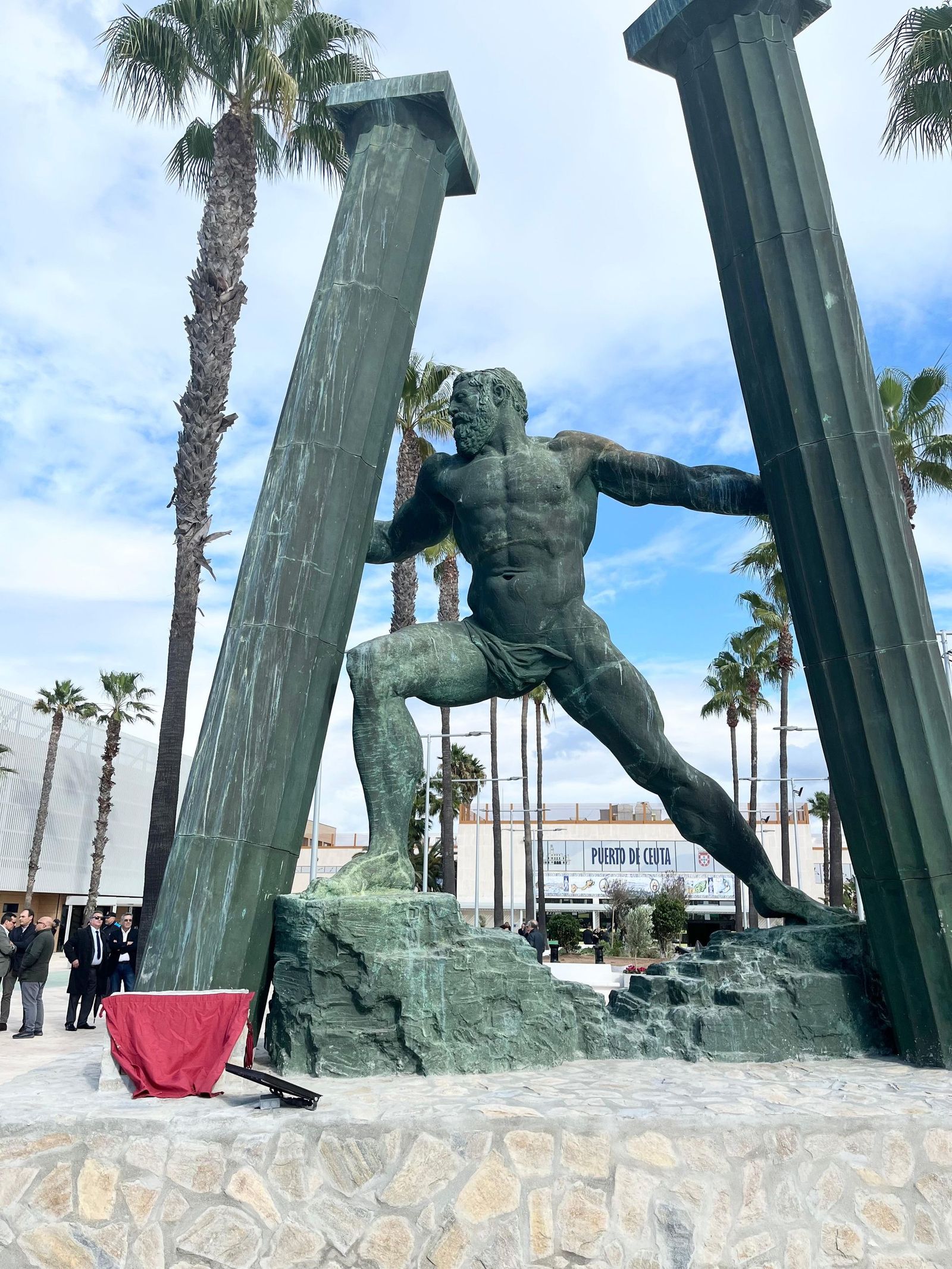 Escultura de Hércules a la entrada de la nueva Estación Marítima