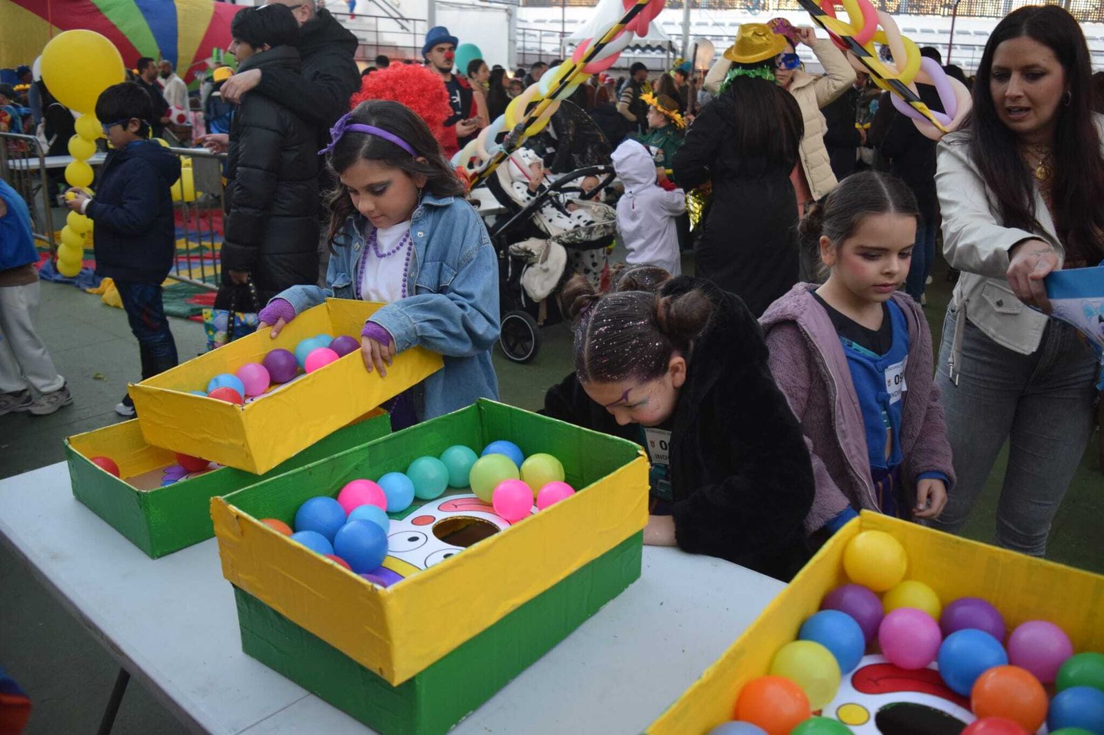 El concurso de carnaval infantil disfraza el Auditorio de la Marina con motivos de circo