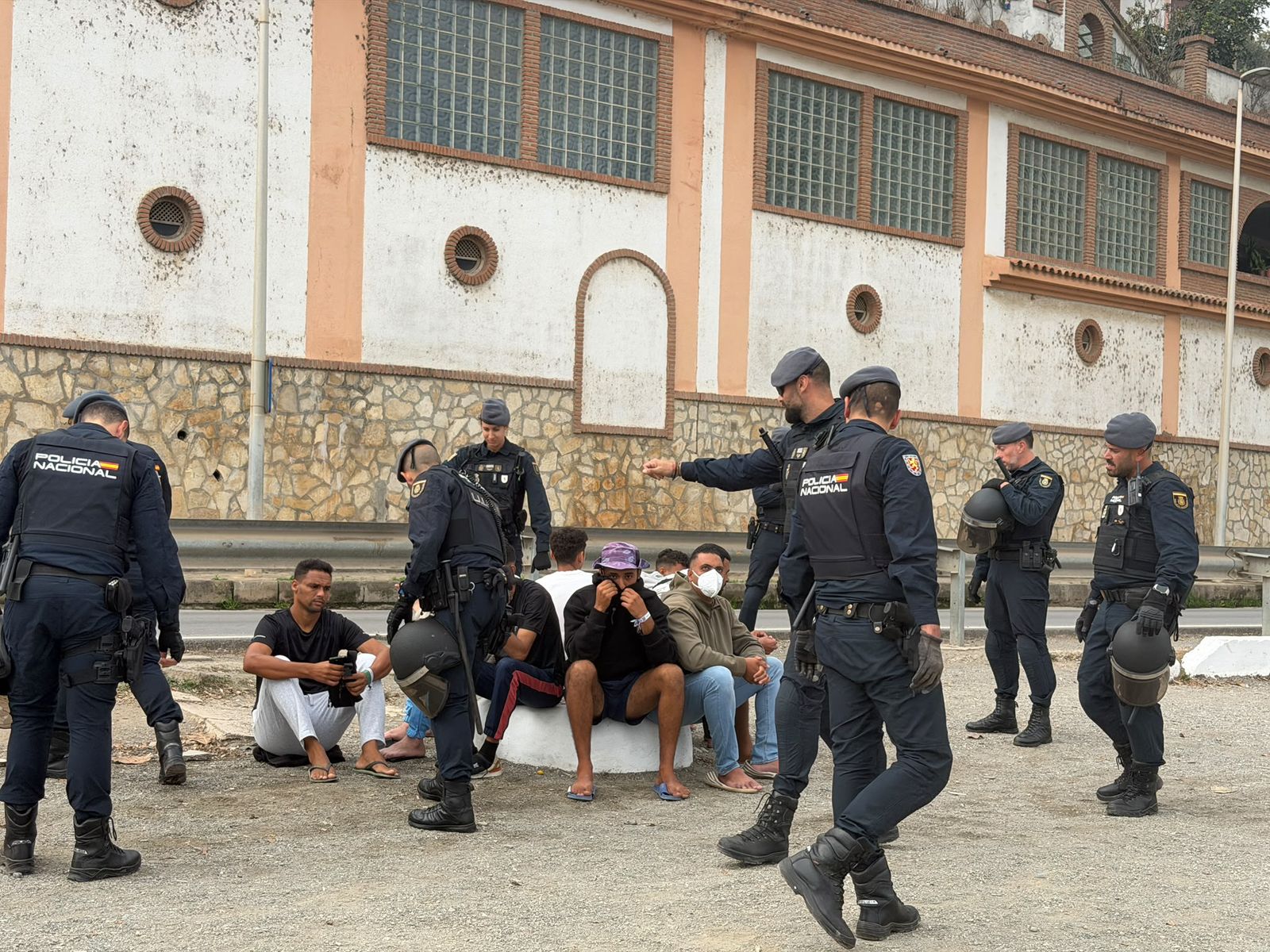 Amplio despliegue de la UIP en el CETI de Ceuta para proceder a la expulsión de decenas de migrantes