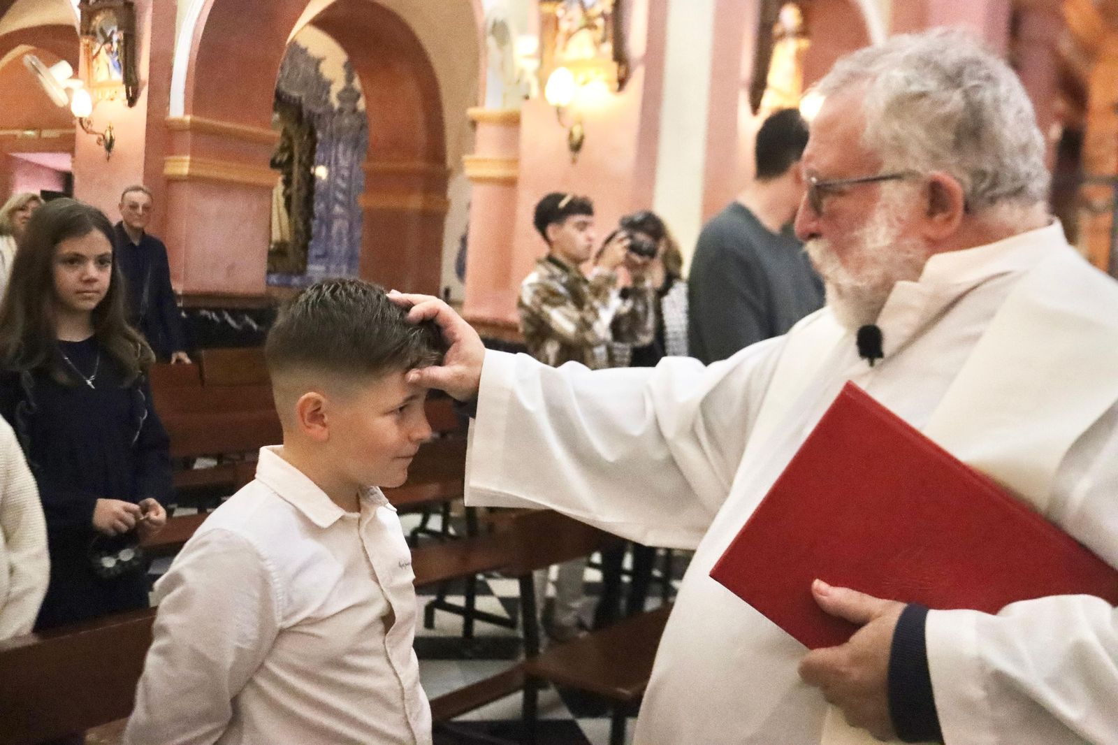 Daniel, Adrián y Noel reciben el Sacramento del bautismo