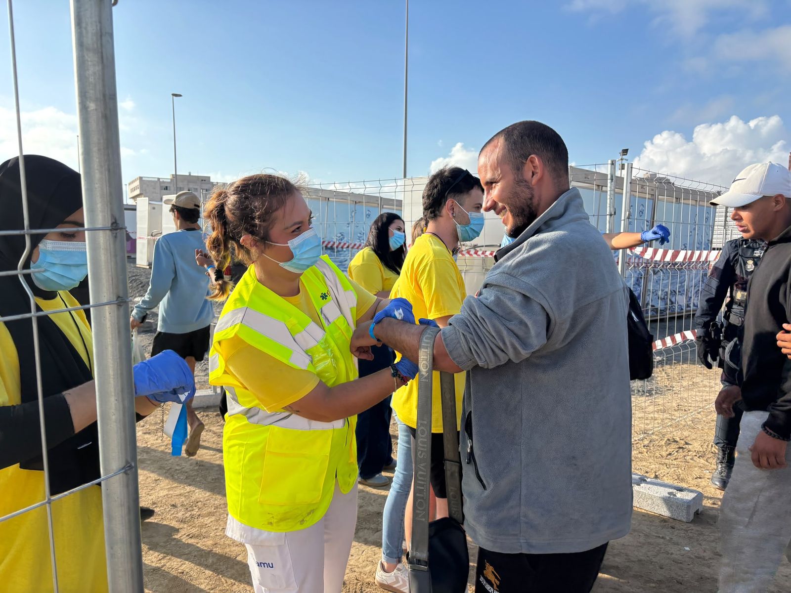 Tenso traslado  de más de  3.000 migrantes de las playas de Ceuta a un nuevo centro temporal