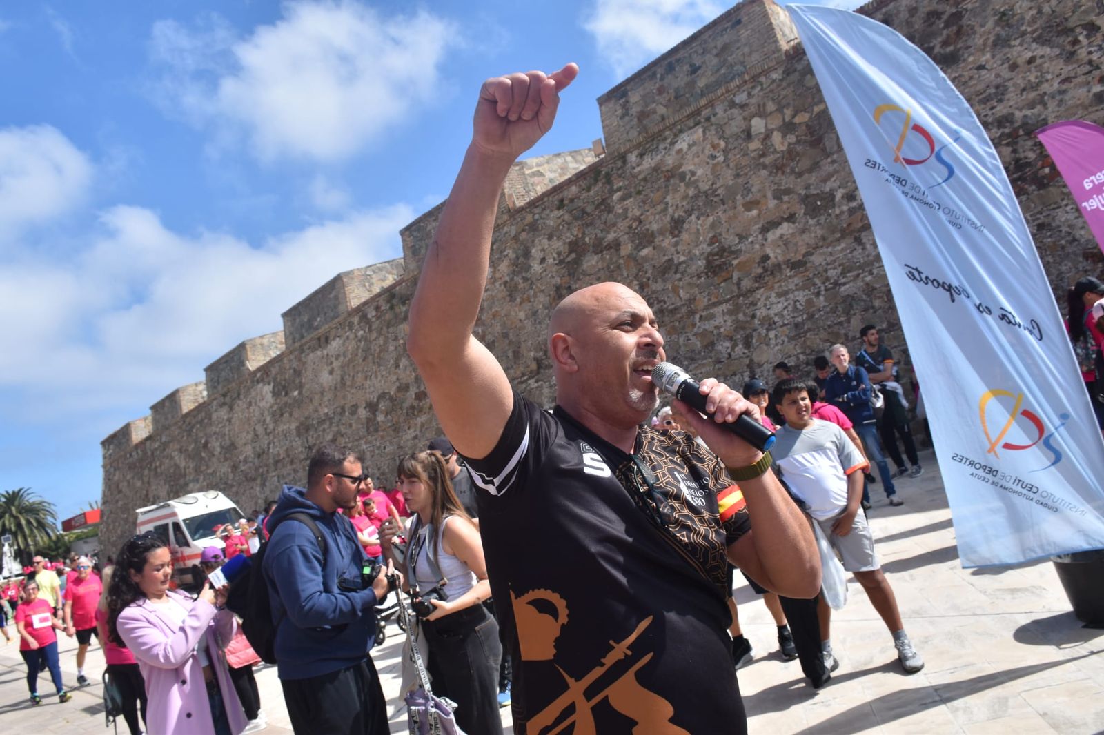 Ceuta se viste de rosa para abrazarse a la vida