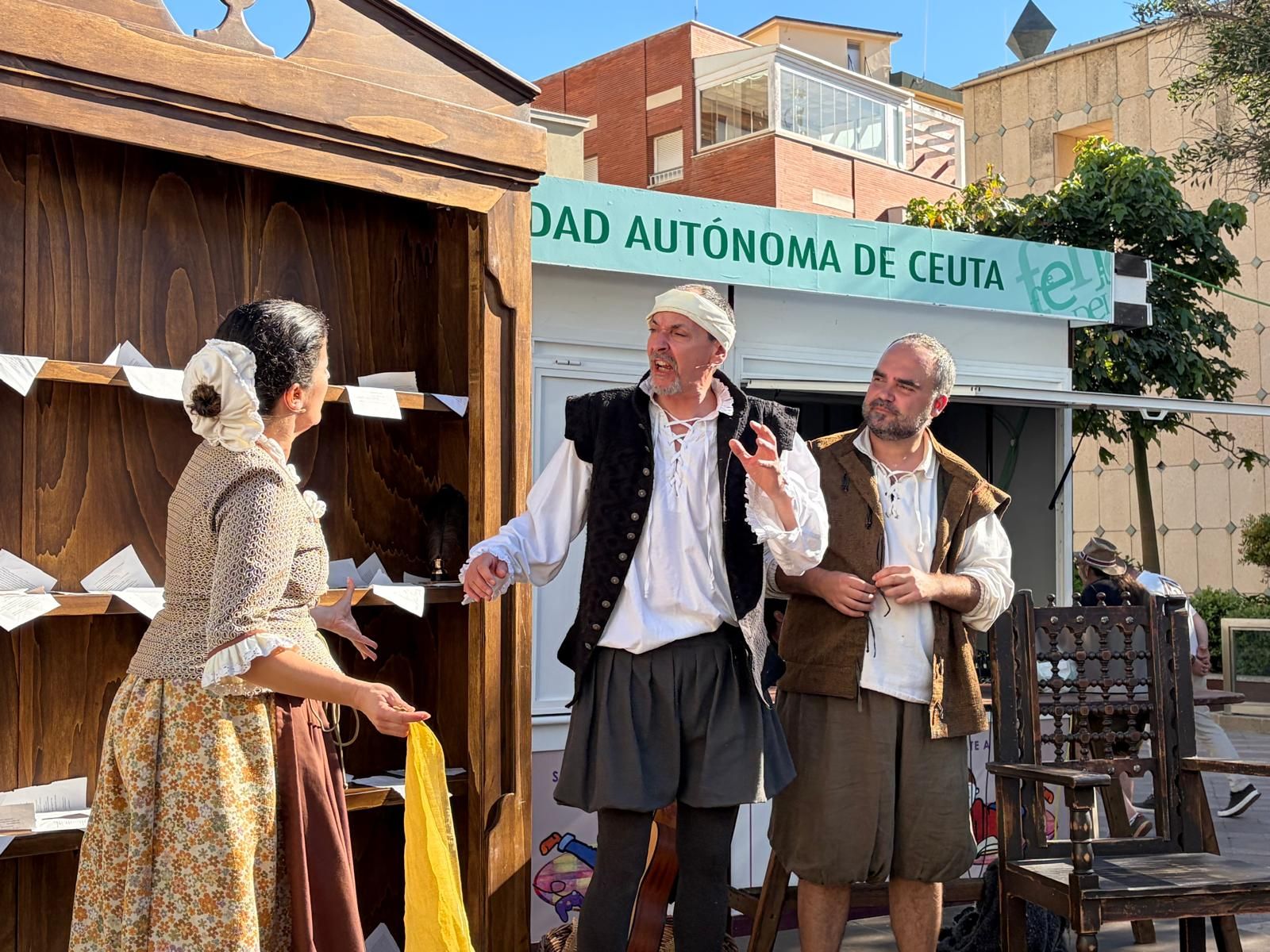 Niños y mayores aprenden y disfrutan de la penúltima jornada de Feria del Libro