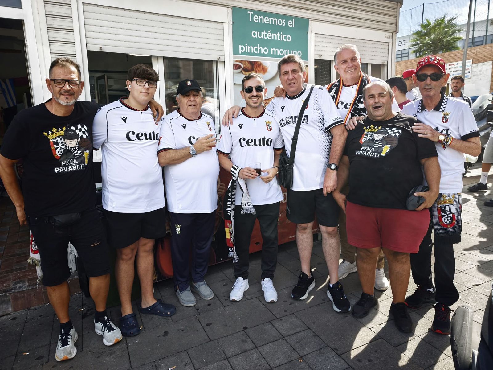 Aficionados en la previa del partido ante el Sabadell