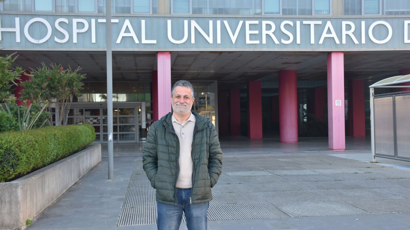 El jefe de la sección de Anestesia del HUCE, Graciano Carmona, posa frente al hospital al concluir una guardia de 24 horas