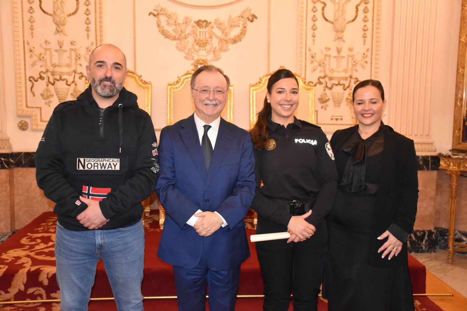 La toma de posesión de los 15 nuevos policías locales, en imágenes