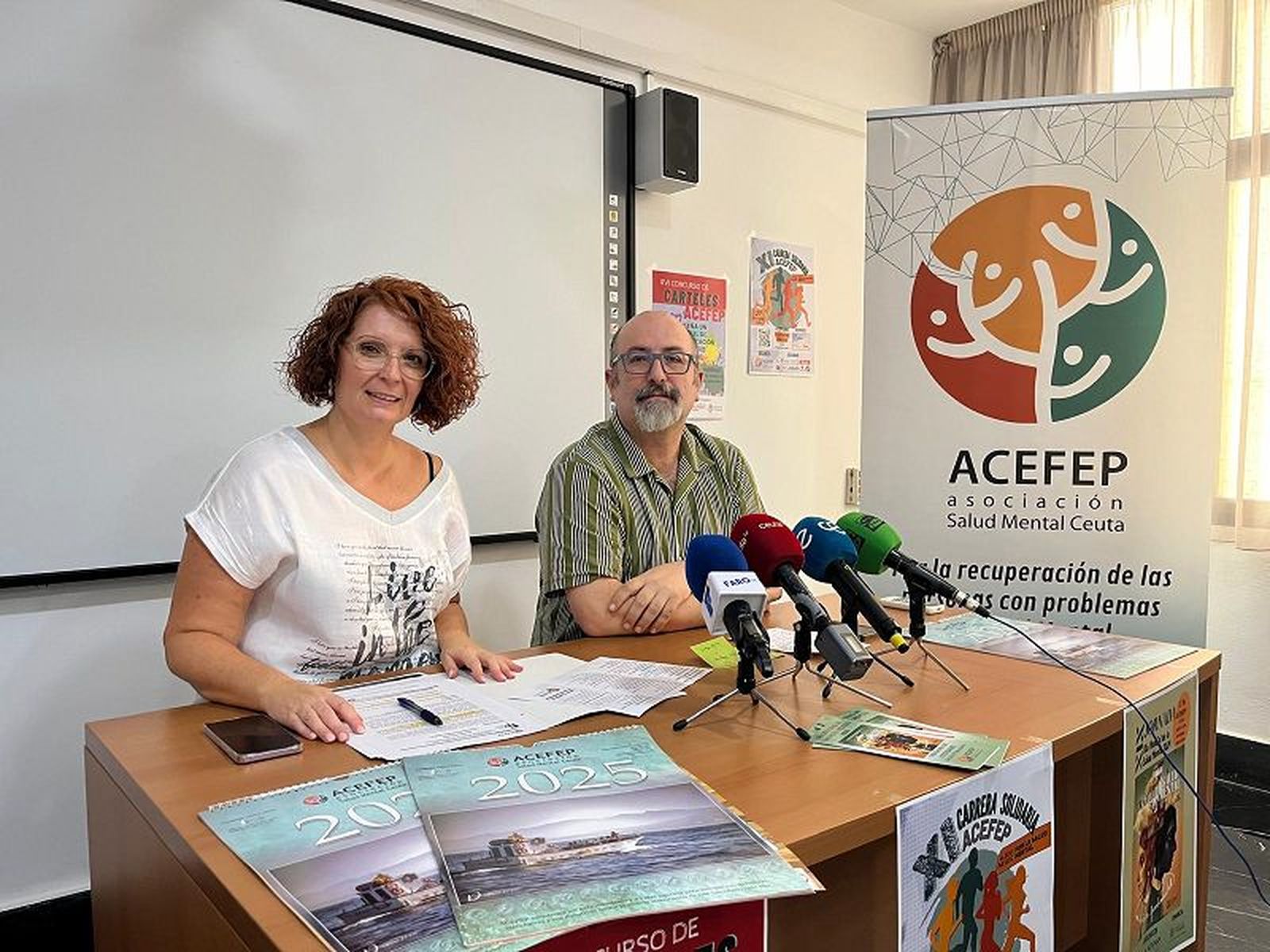 Ana Belén Núñez, gerente de ACEFEP junto al presidente de la asociación, Basilio García, este martes durante la rueda de prensa./ FOTO J.A.G.