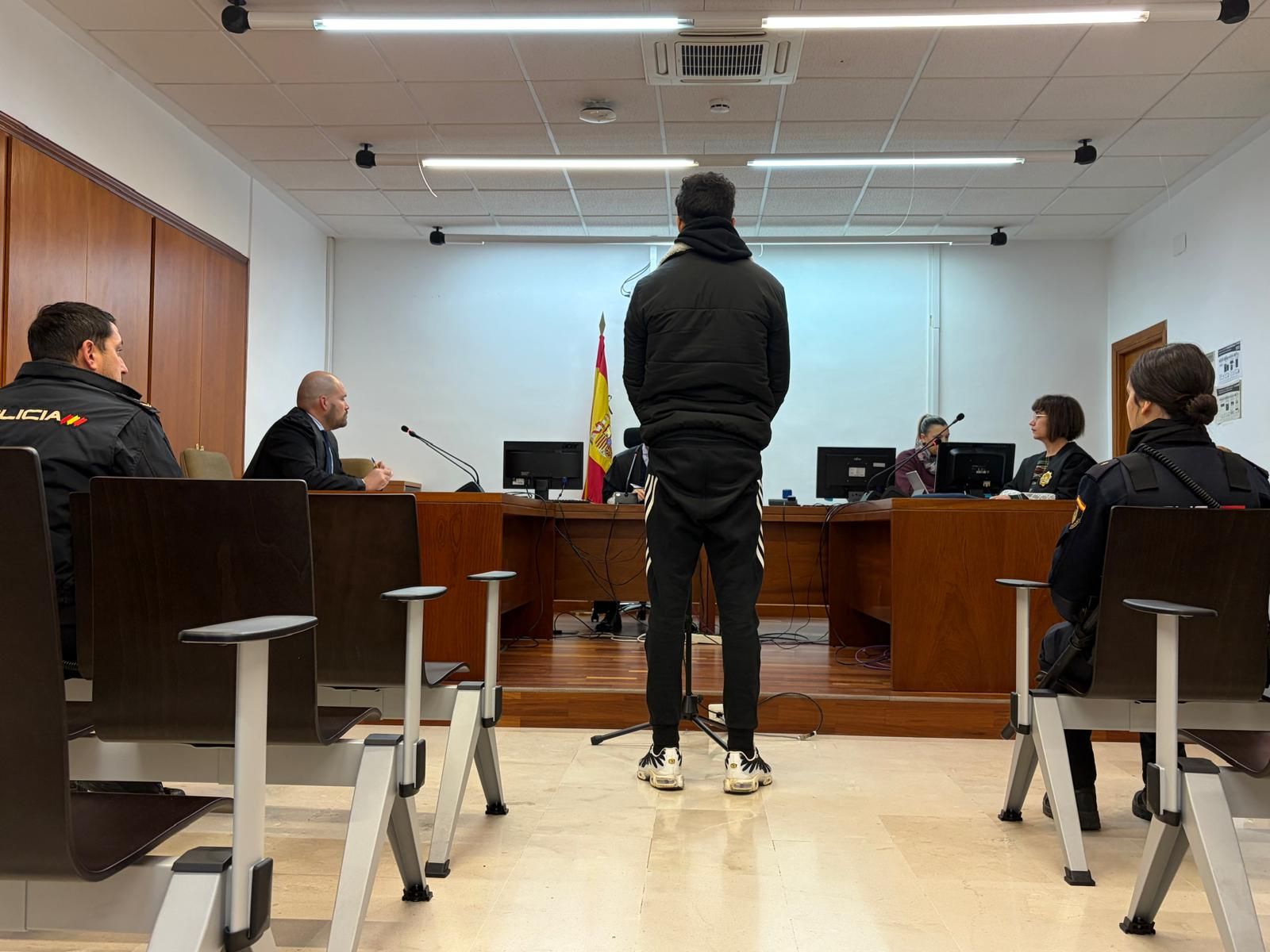 El condenado por narcotráfico, frente al tribunal.