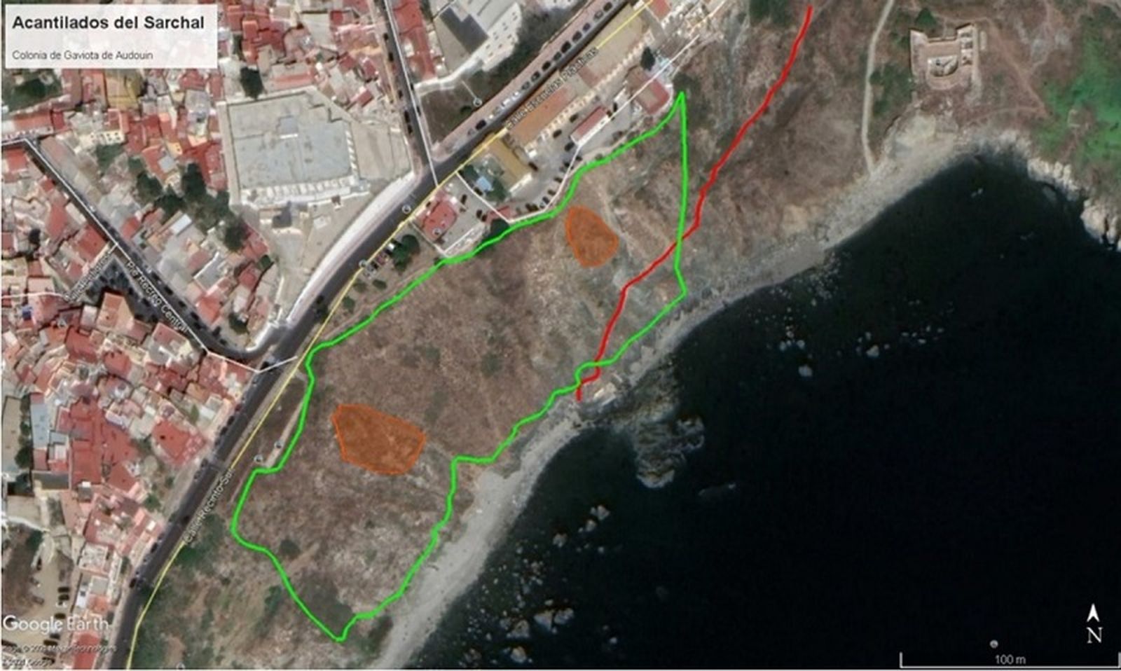 Acantilados del Sarchal. El trazo rojo y verde marca la prohibición temporal de acceso./ FOTO BOCCE Acantilados del Sarchal. El trazo rojo y verde marca la prohibición temporal de acceso./ FOTO BOCCE