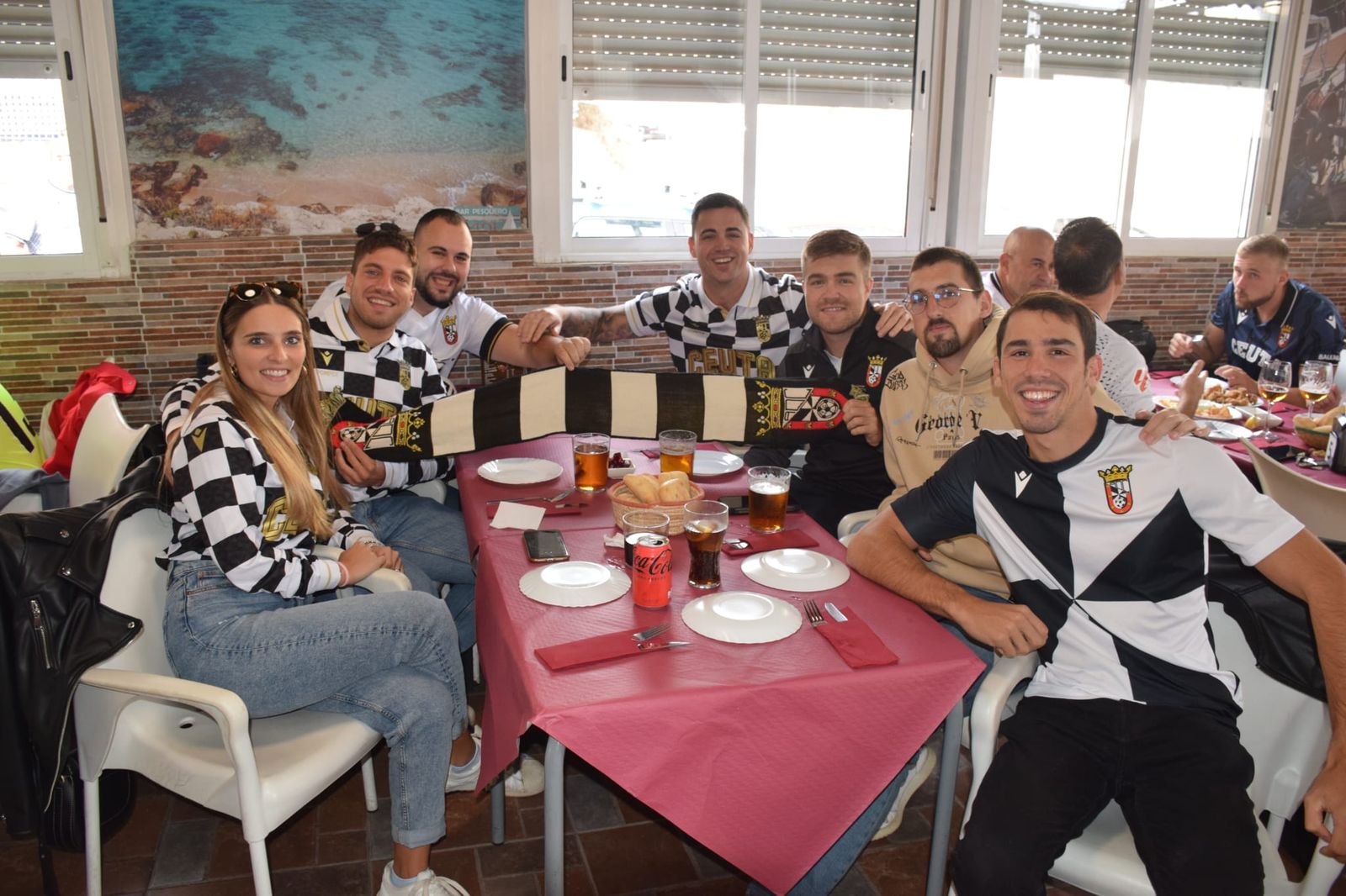 Las aficiones de Ceuta y Almería disfrutan del buen ambiente en la previa al partido