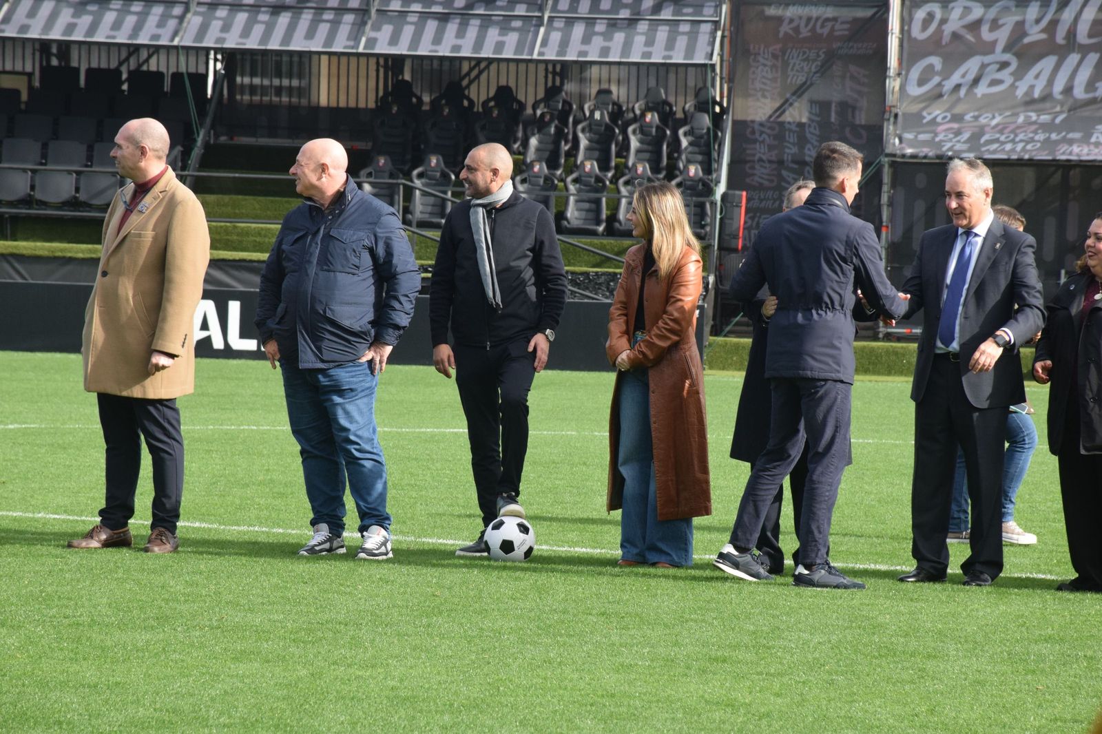 Los Reyes Magos aterrizan en el Alfonso Murube horas antes de la cabalgata