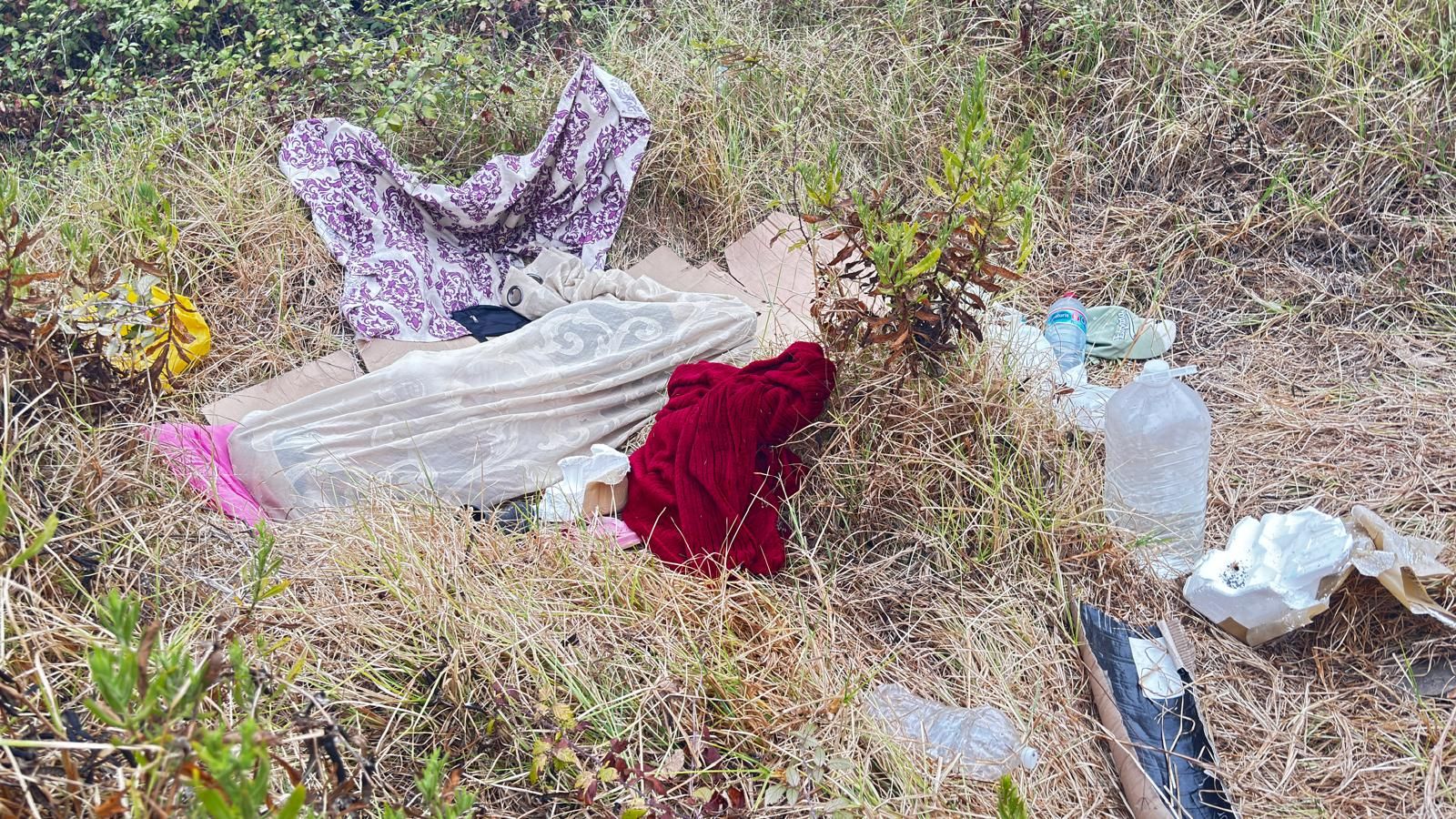 Los vecinos de Barriada Postigo, “agotados” de ver migrantes durmiendo en coches abandonados