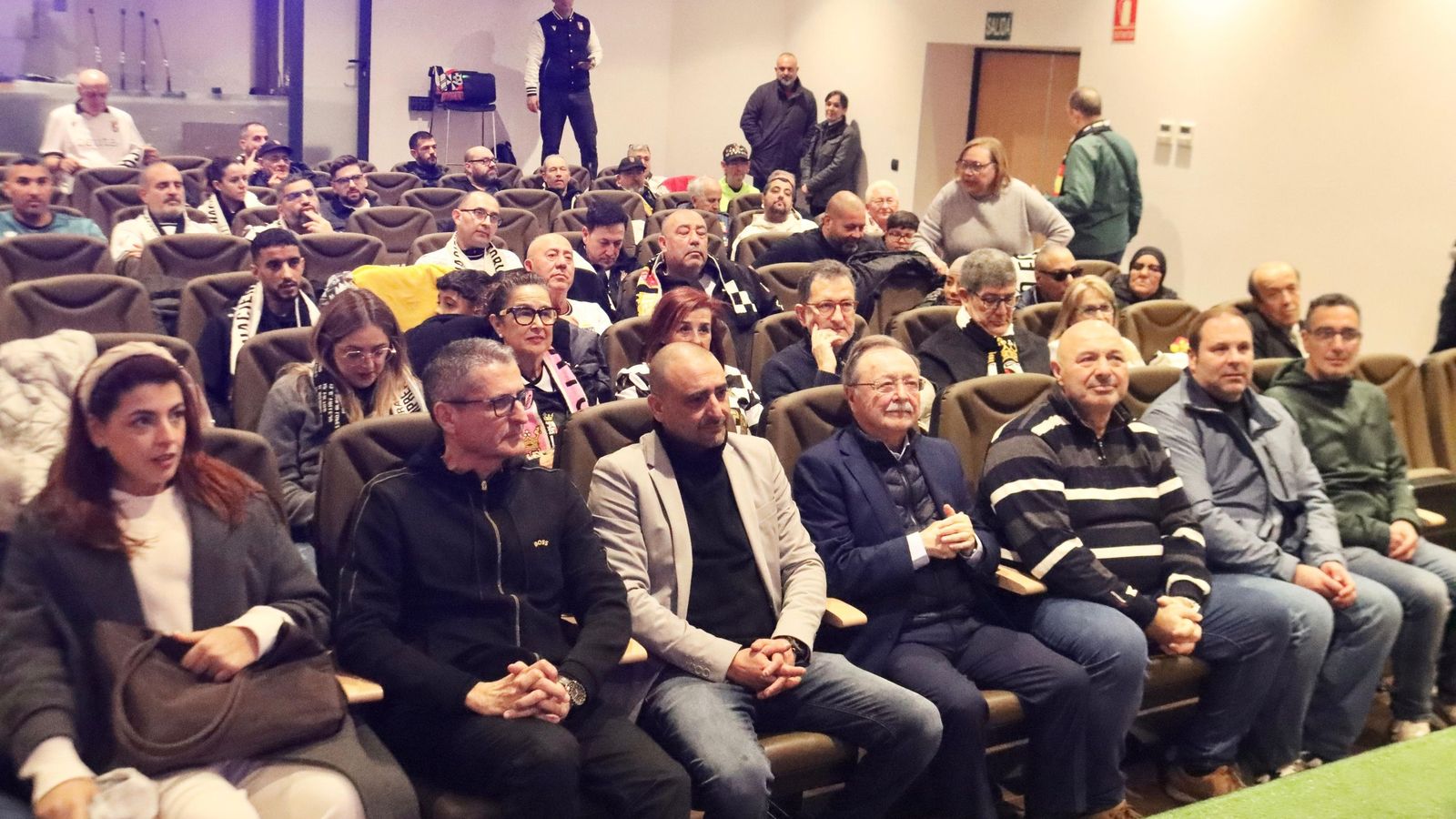Autoridades locales y García Gaona, en el acto