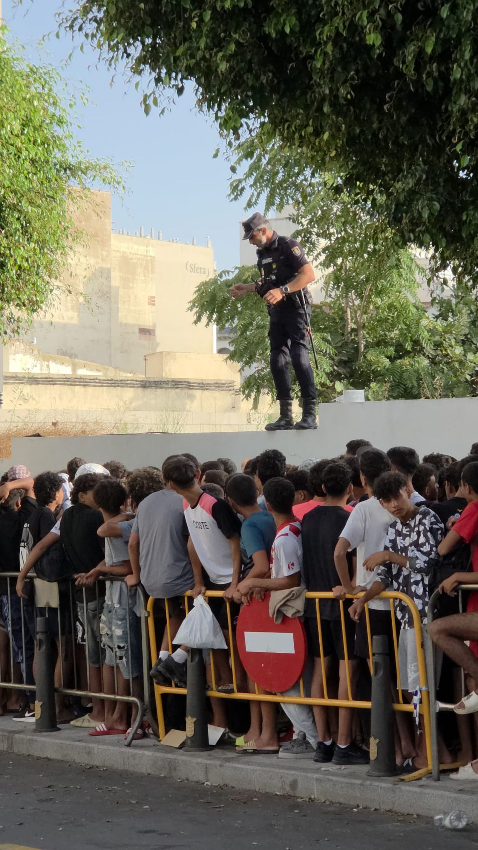 Centenares de migrantes hacen cola a las puertas de la Policía Nacional para su filiación