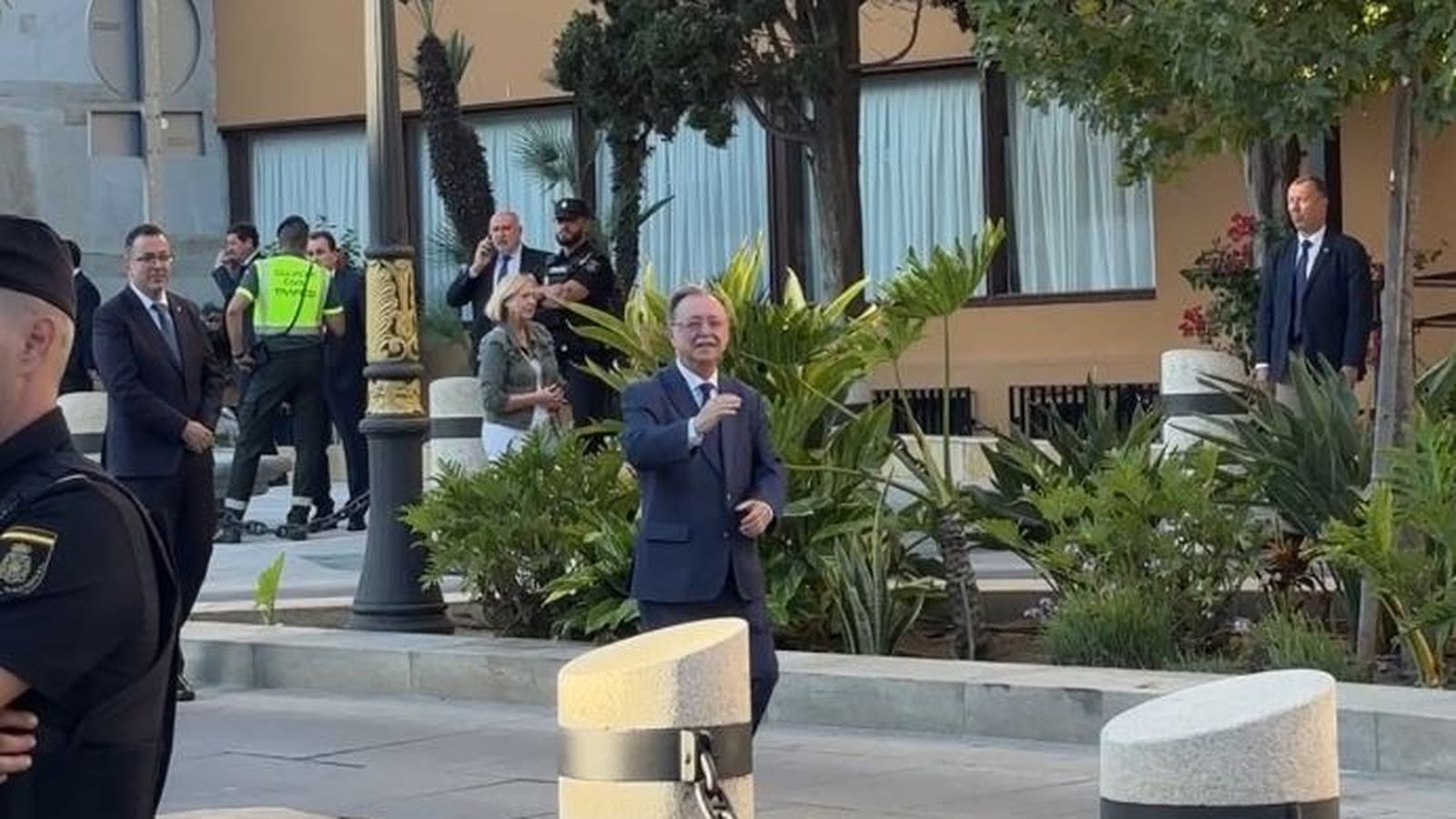 El presidente de la Ciudad, a su llegada al Parador