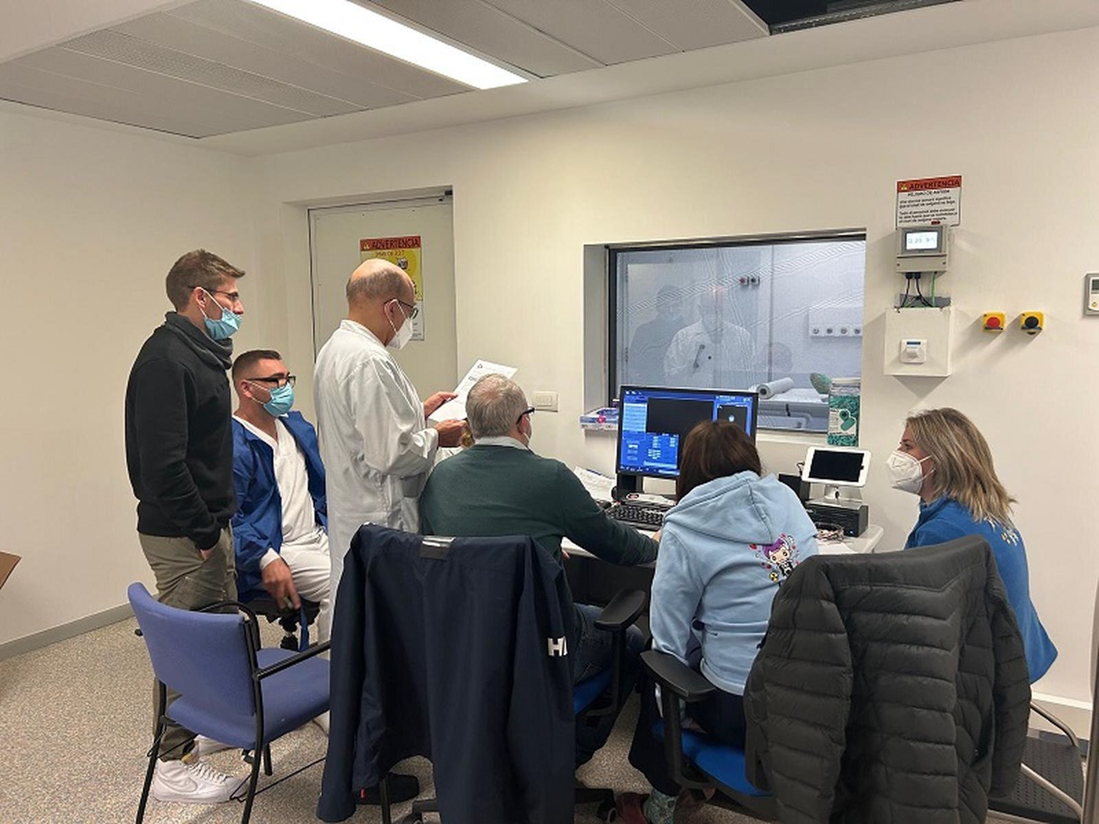 Técnicos de Rayos durante la formación impartida por personal de la empresa fabricante de la resonancia. / FOTO INGESA