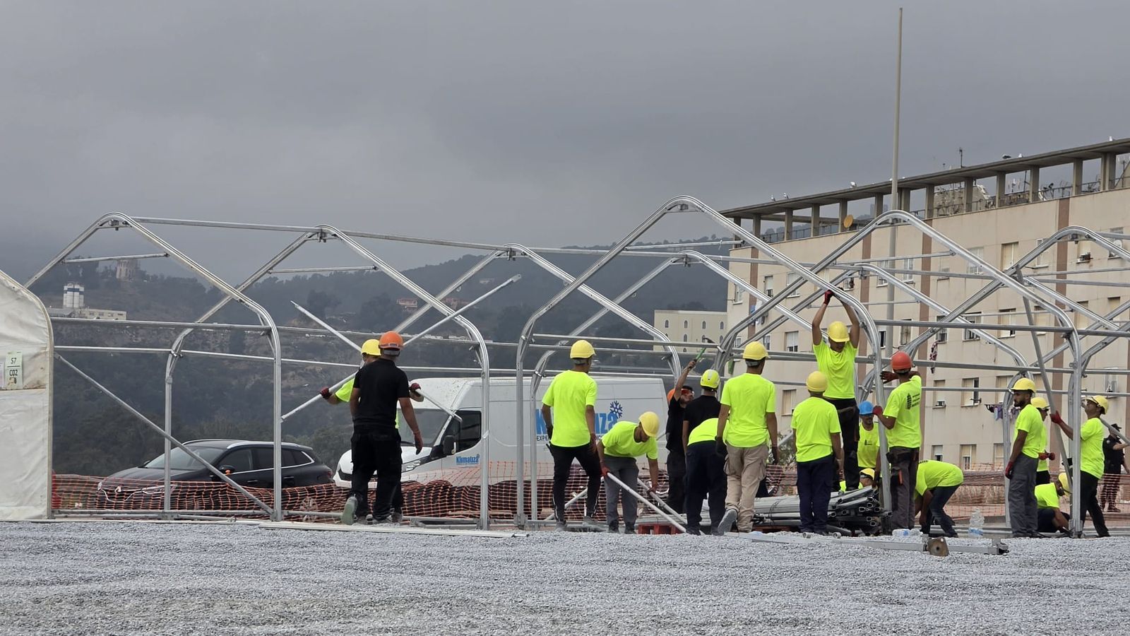 Comienza la instalación de nuevas carpas de acogida en Los Rosales, junto a la antigua prisión