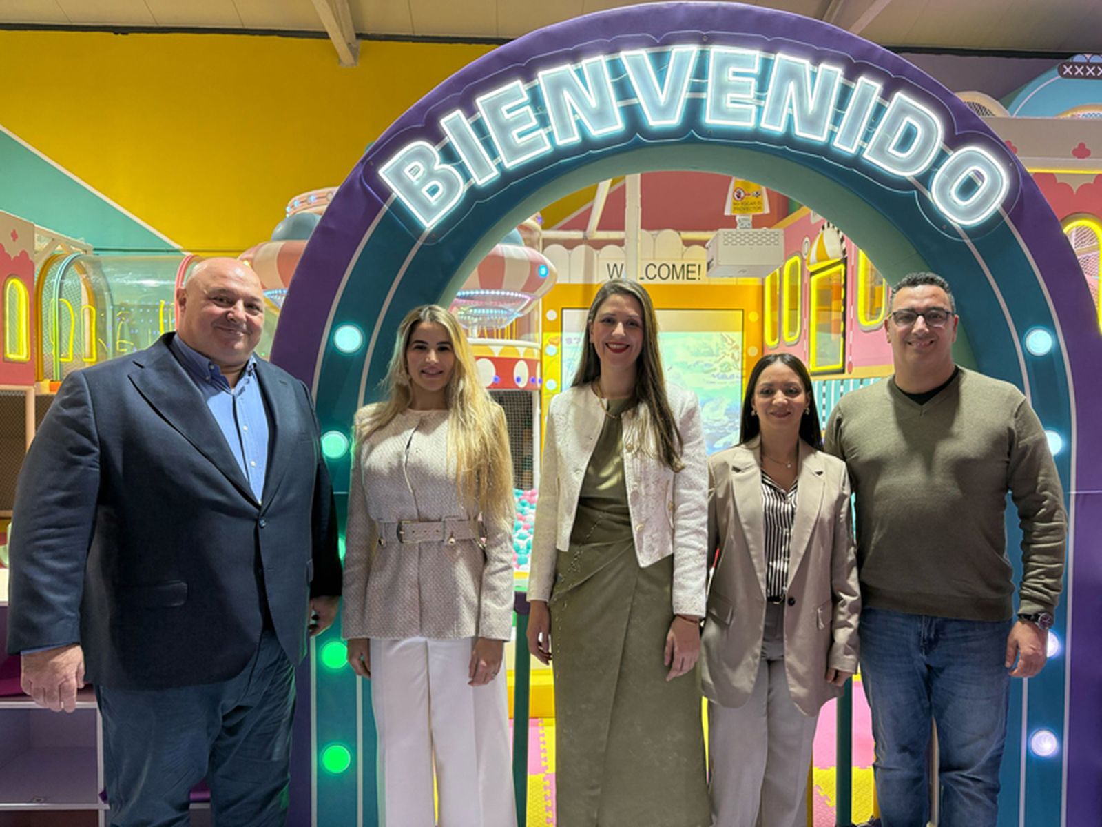 El consejero de Comercio, Nicola Cecchi, y su asesor, Fernando Rodríguez Contreras, posan junto a las tres gerentes de 'Fantasy World'. / FOTO G.S.
