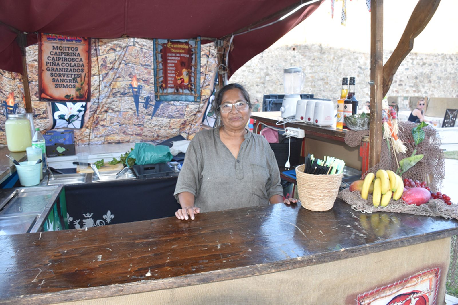 Lucía Almendras en su puesto de mojitos, granizados y zumos de frutas naturales. / FOTO NICOL´S