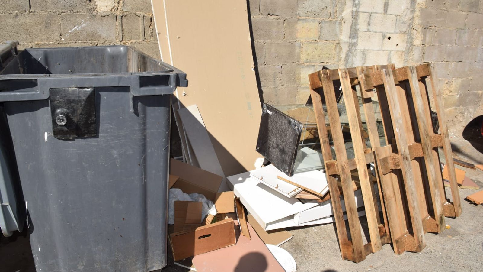 Enseres abandonados en La Almadraba