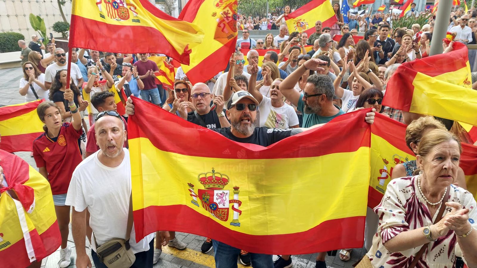Movilización ciudadana en Plaza de los Reyes contra la gestión que el Gobierno nacional hace de la crisis migratoria