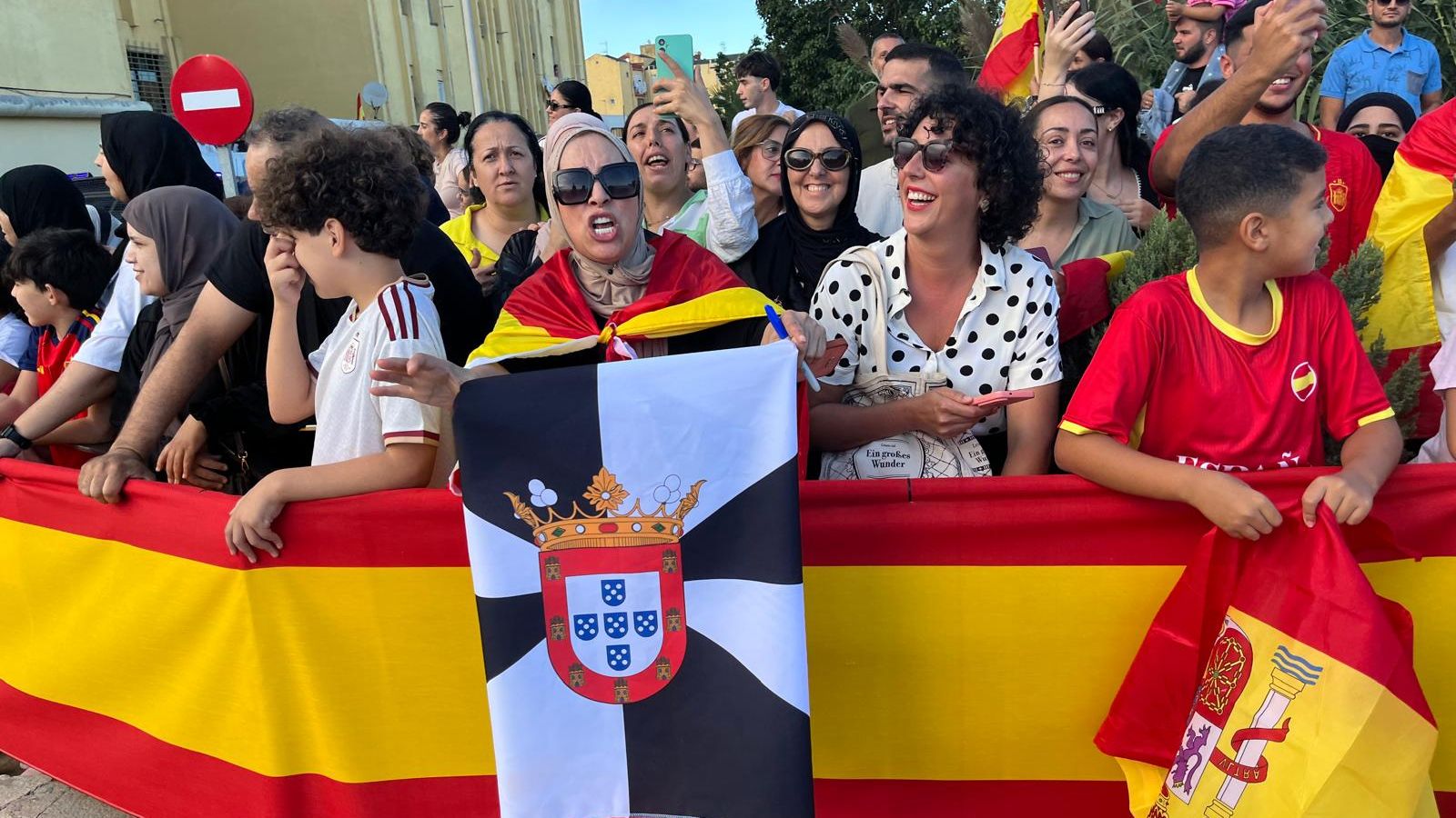 Los Reyes de España mostraron su cercanía con los vecinos de Manzanera