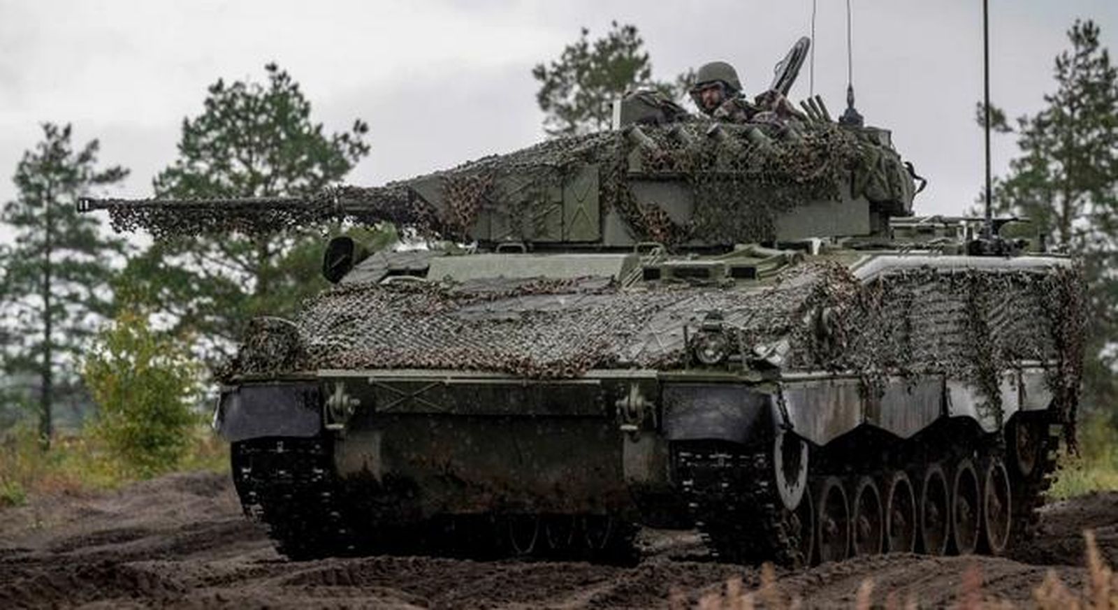 Un vehículo Pizarro del Ejército de Tierra durante maniobras recientes, clave en las nuevas mejoras aprobadas por Defensa. Un vehículo Pizarro del Ejército de Tierra durante maniobras recientes, clave en las nuevas mejoras aprobadas por Defensa.