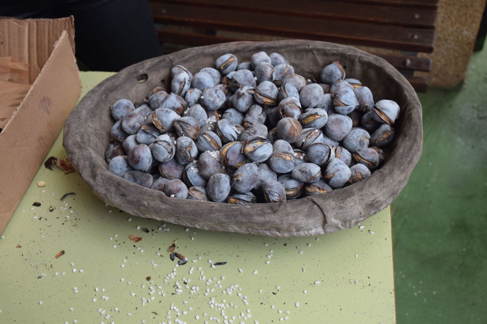 FOTOGALERÍA | El Castañero visita el Colegio San Daniel para 'encender' la tradición de La Mochila