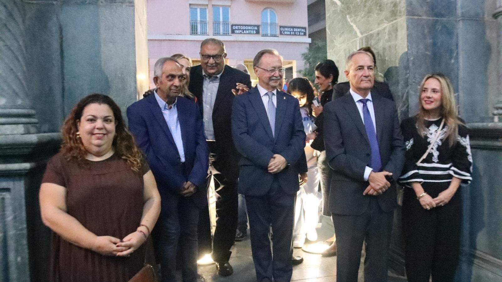 El acto, organizado por la Comunidad Hindú de Ceuta, ha contado con la presencia del presidente de la Ciudad Autónoma, Juan Vivas, la delegada del Gobierno, Cristina Pérez, y el comandante general de Ceuta, Luis Fernández Herrero, además de numerosos ceutíes que se han sumado a esta cita ya tradicional en la vida social y cultural de la ciudad