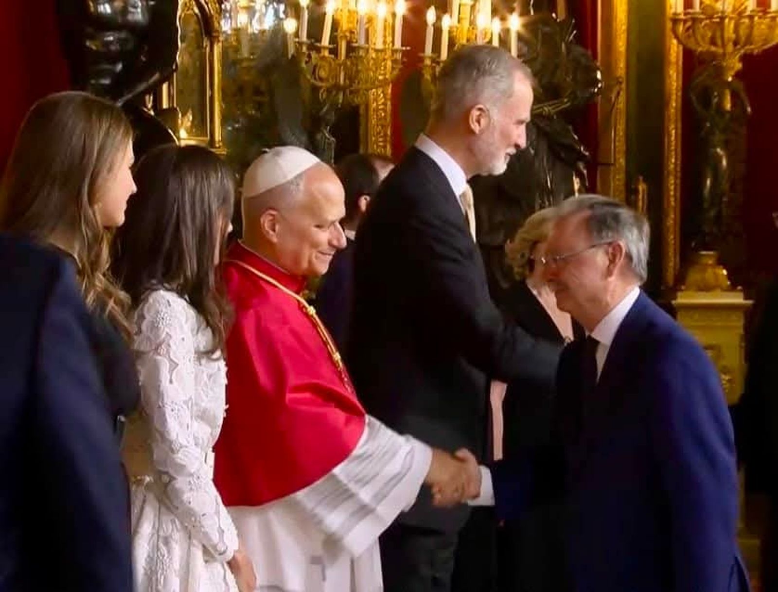 El presidente Vivas saluda al Papa en la recepción con motivo de su visita a España