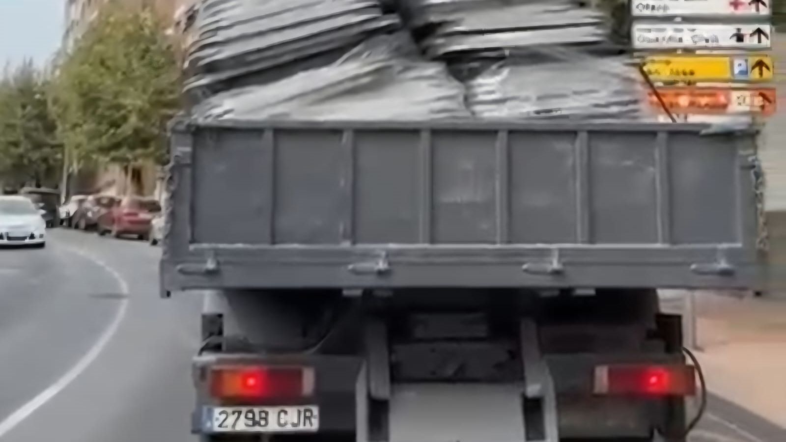 Llegada de las literas a la antigua fábrica de harina en la avenida de Otero