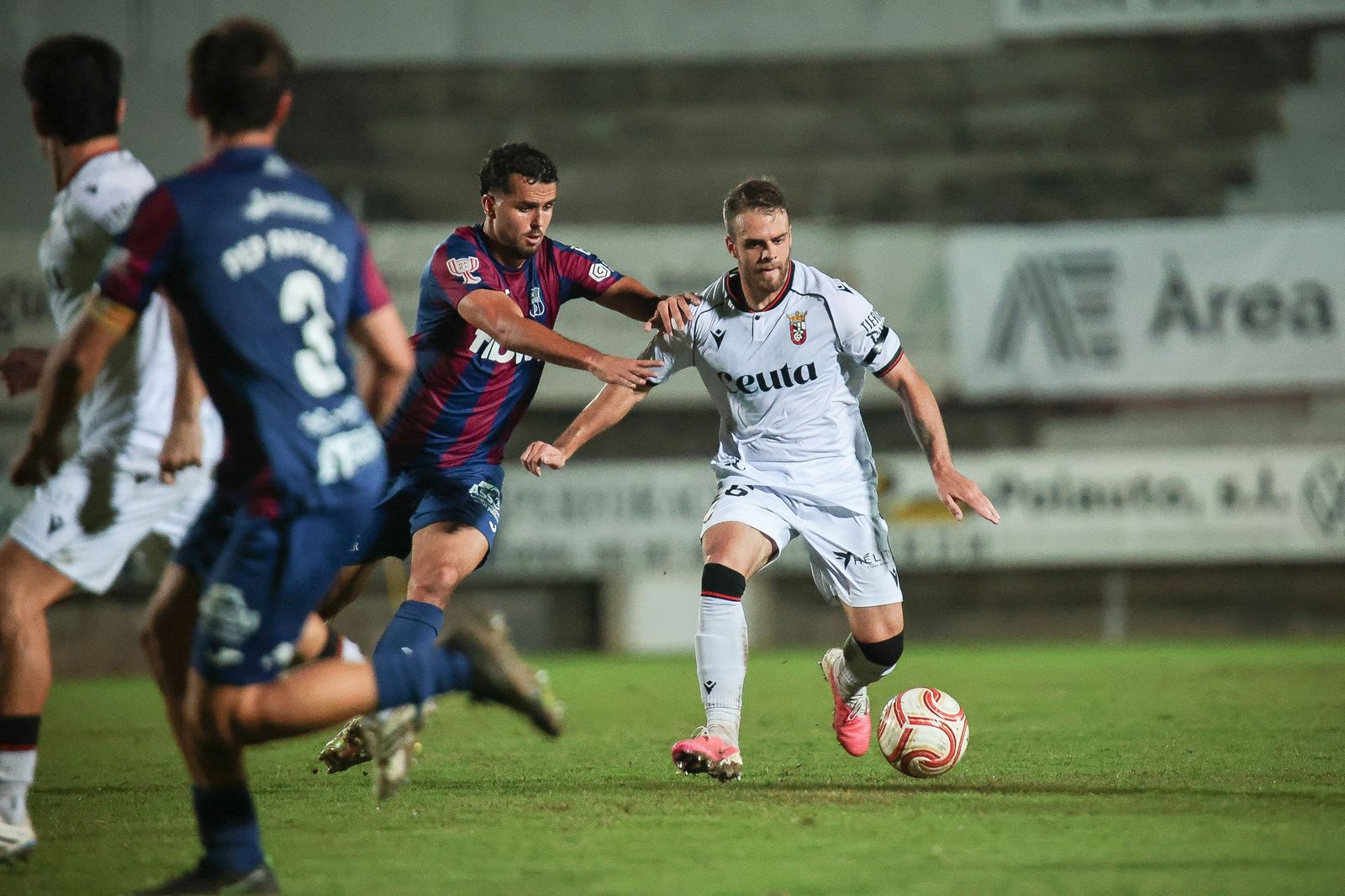 Victoria poco convicente del Ceuta ante el Poblense (1-2) para avanzar en Copa