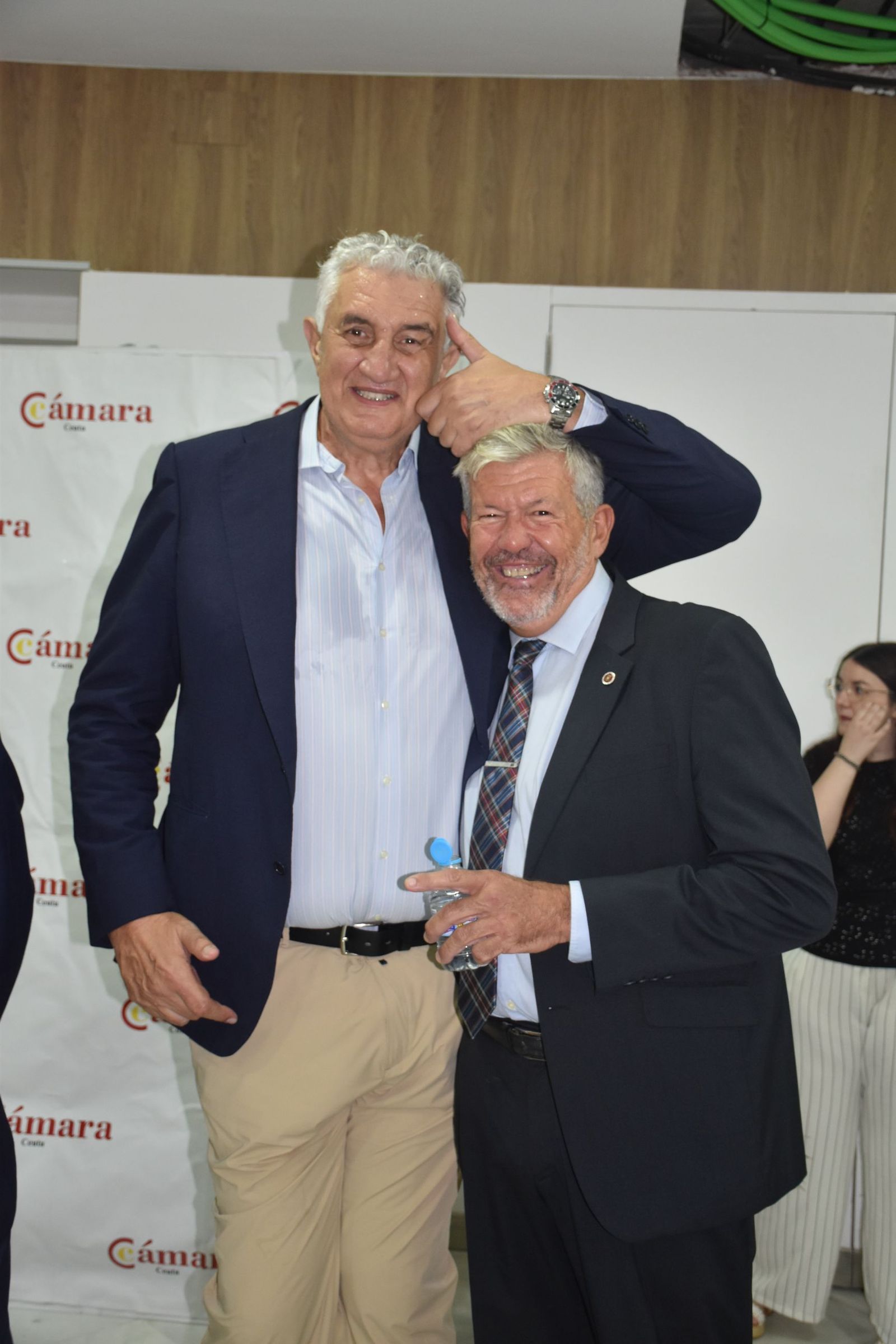 Fernando Romay haciendo su habitual y simpática pose