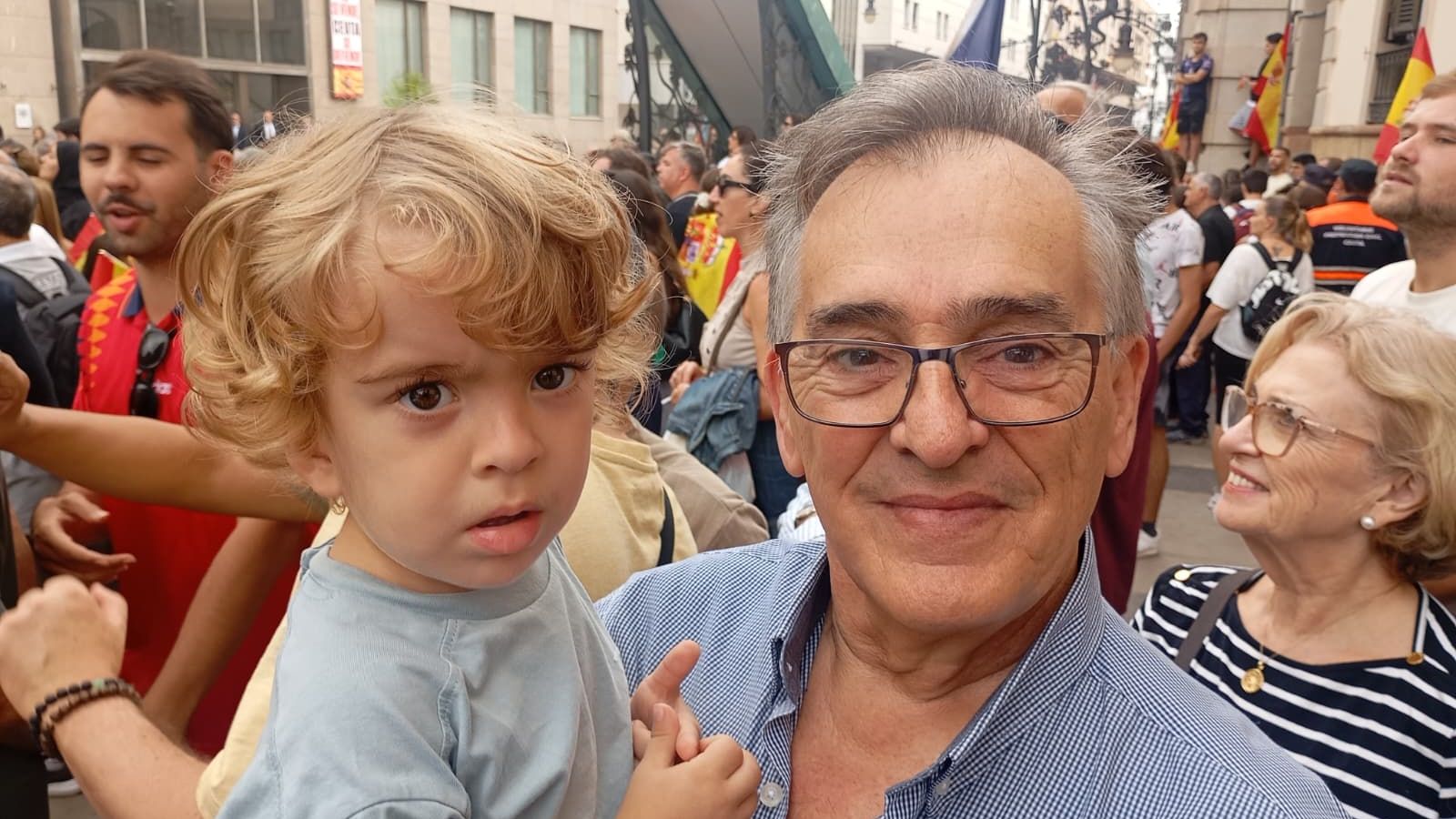 Enrique Gómez Wolgeschaffen junto a su nieto