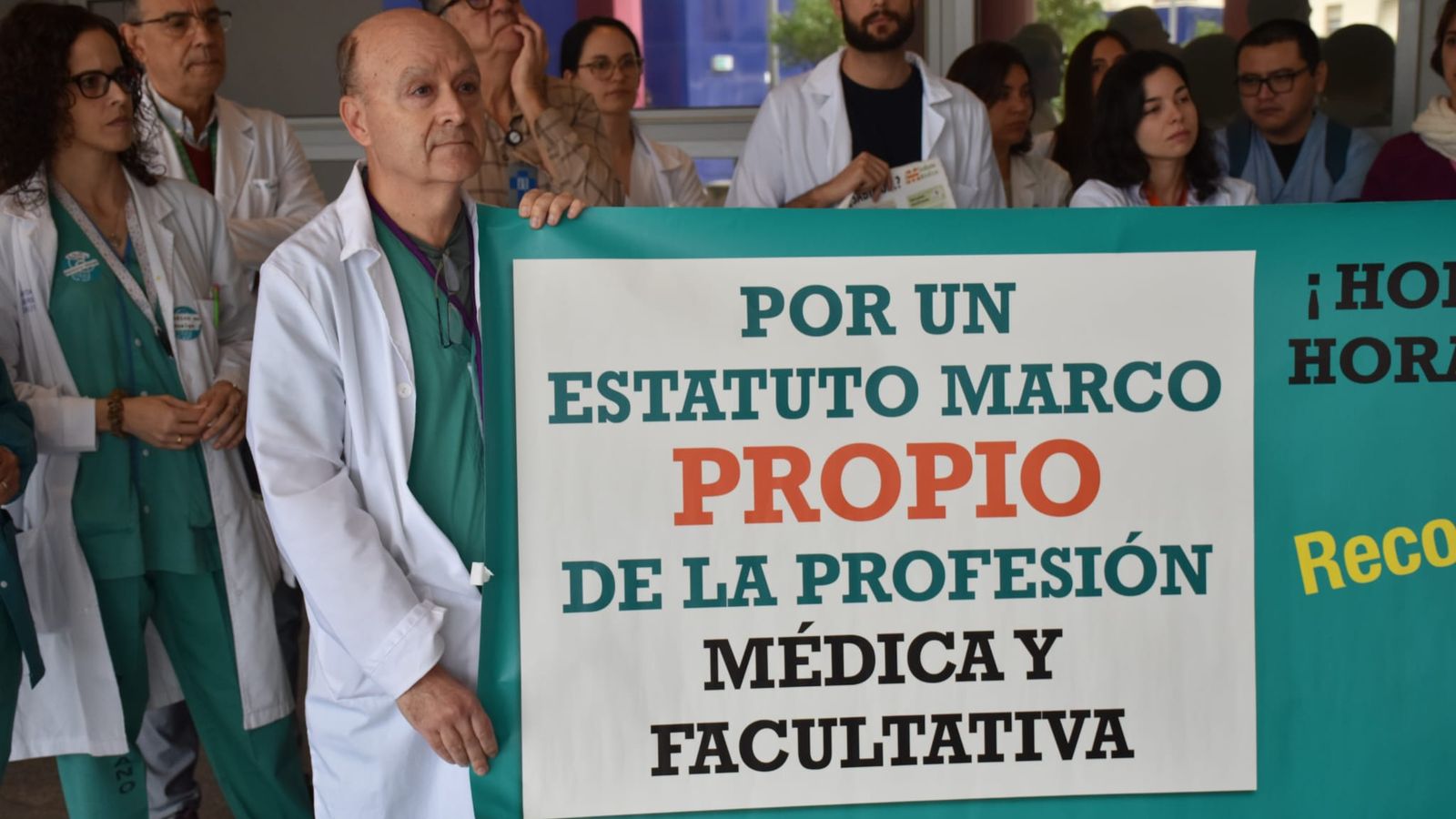 Concentración en el HUCE durante el segundo día de huelga nacional de médicos