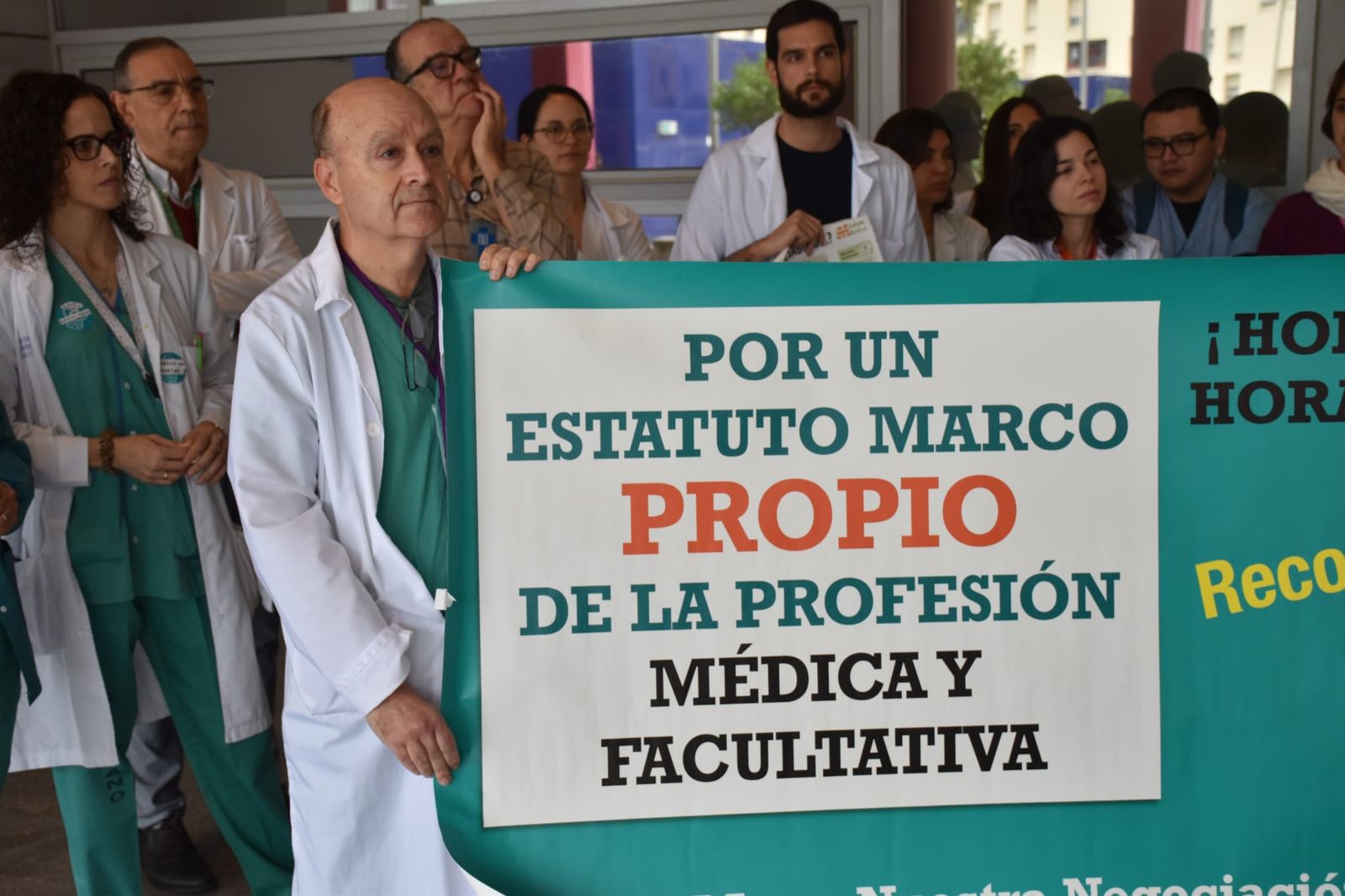 Concentración en el HUCE durante el segundo día de huelga nacional de médicos celebrada la pasada semana